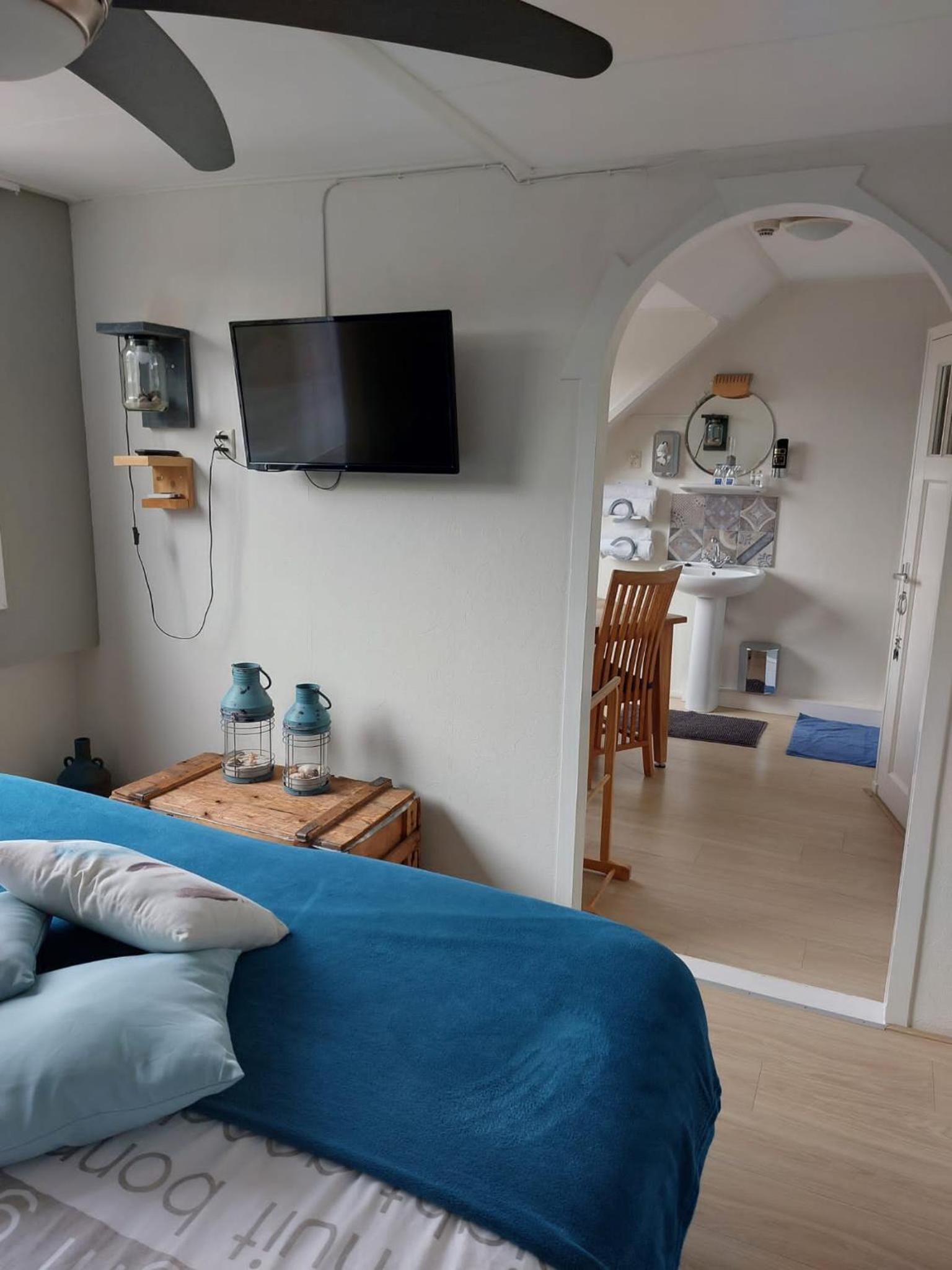 Twin Room with Private Bathroom photo 3