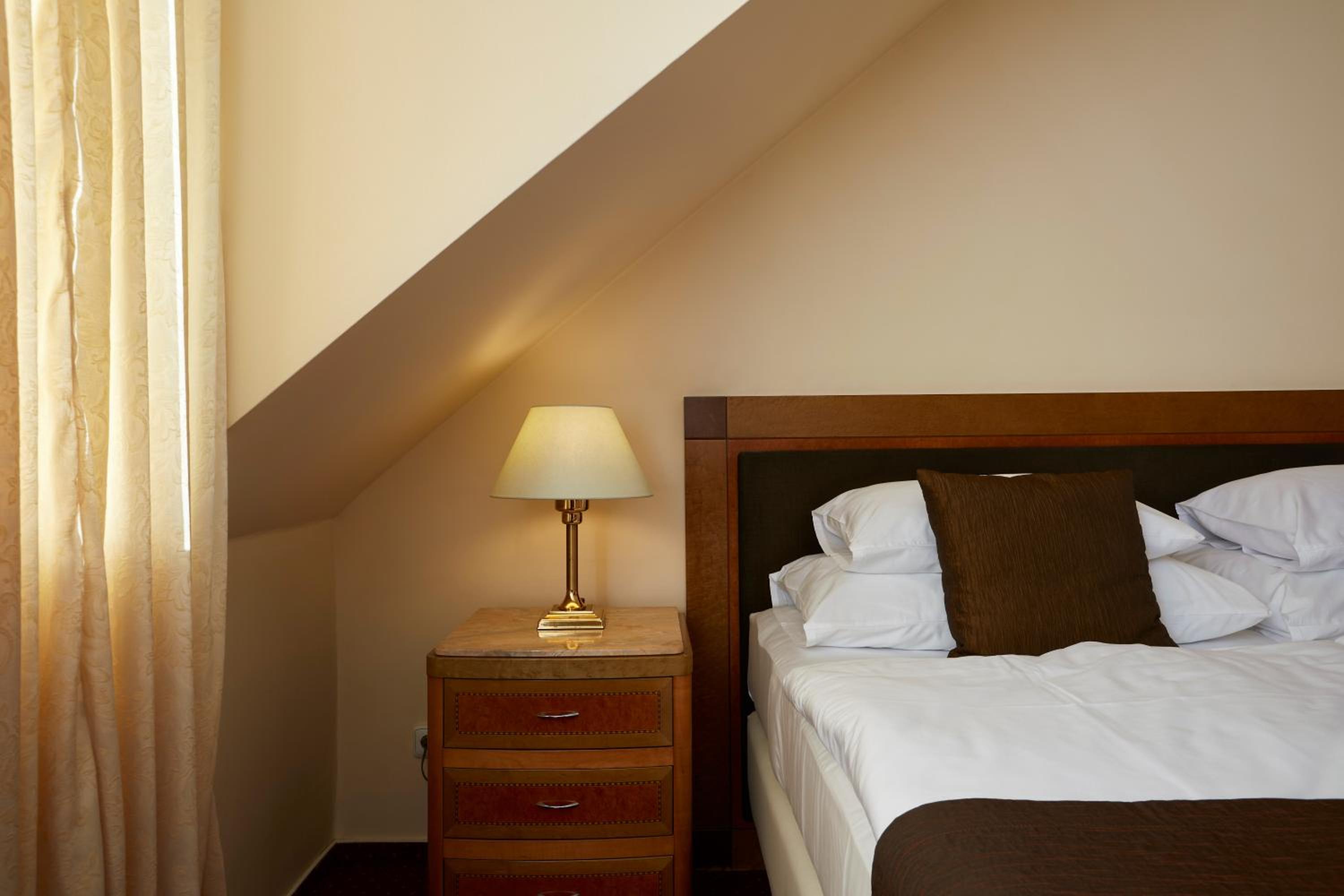 Standard Double or Twin Room thumbnail 6