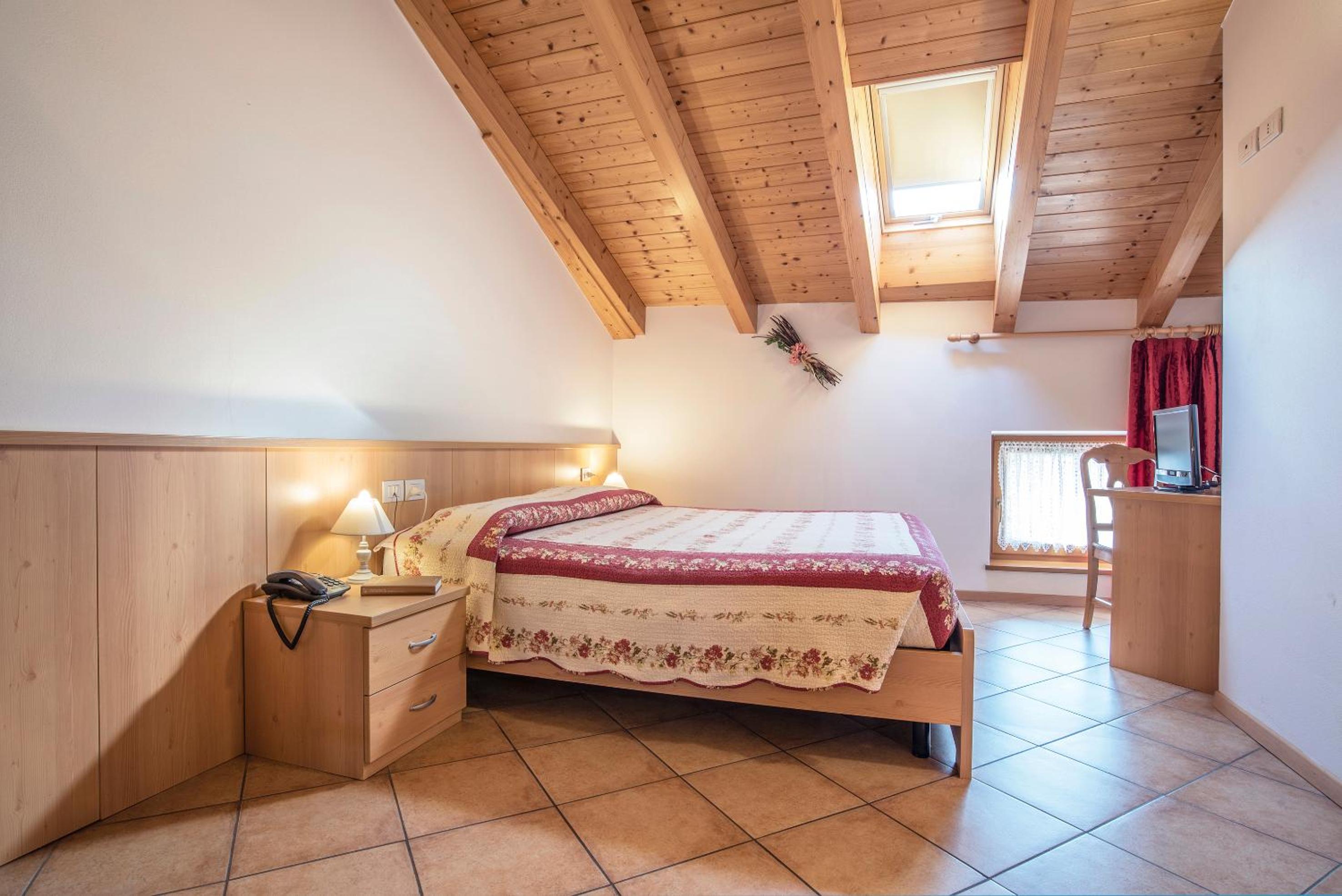 Six-Bedroom House photo 1
