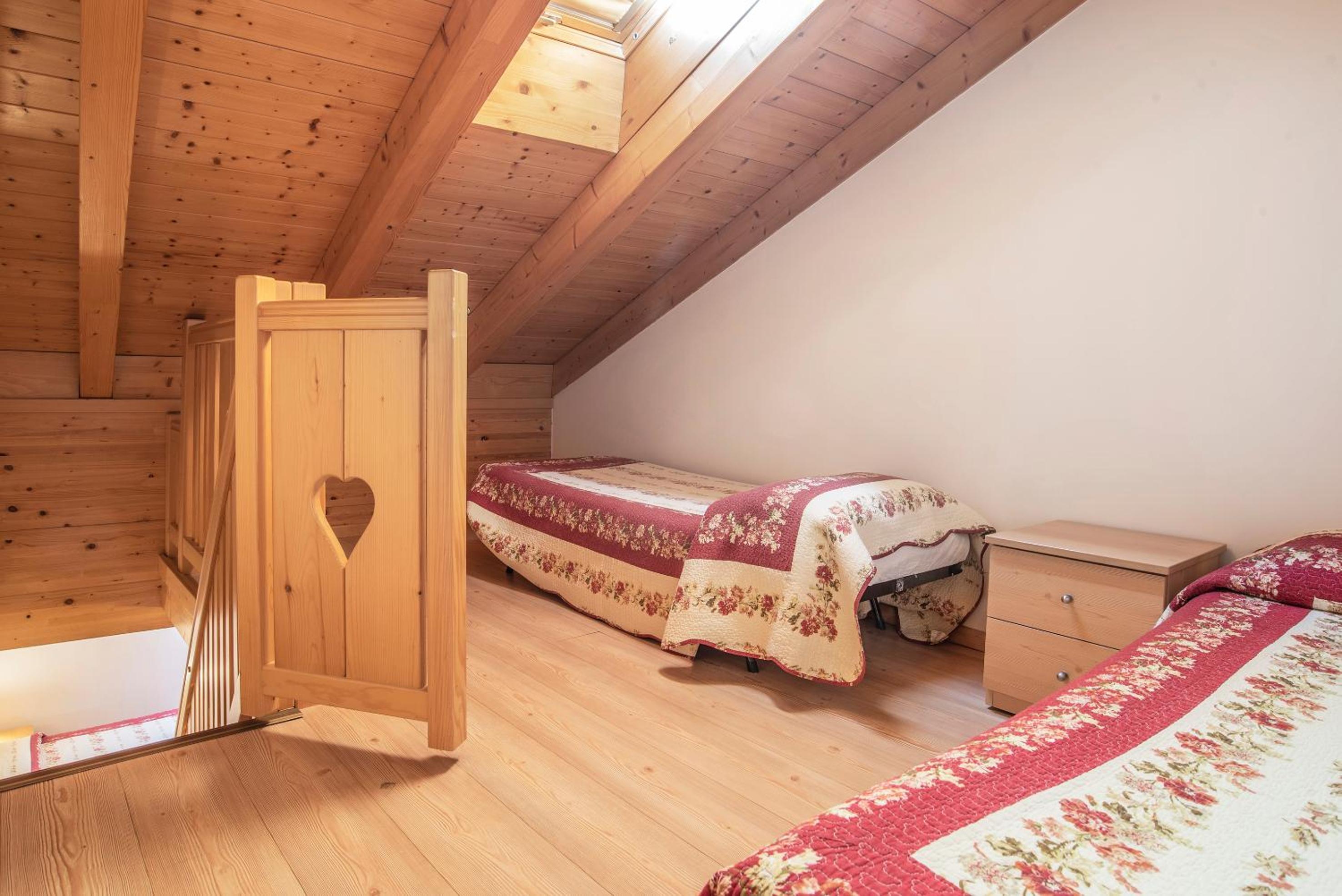 Six-Bedroom House photo 3
