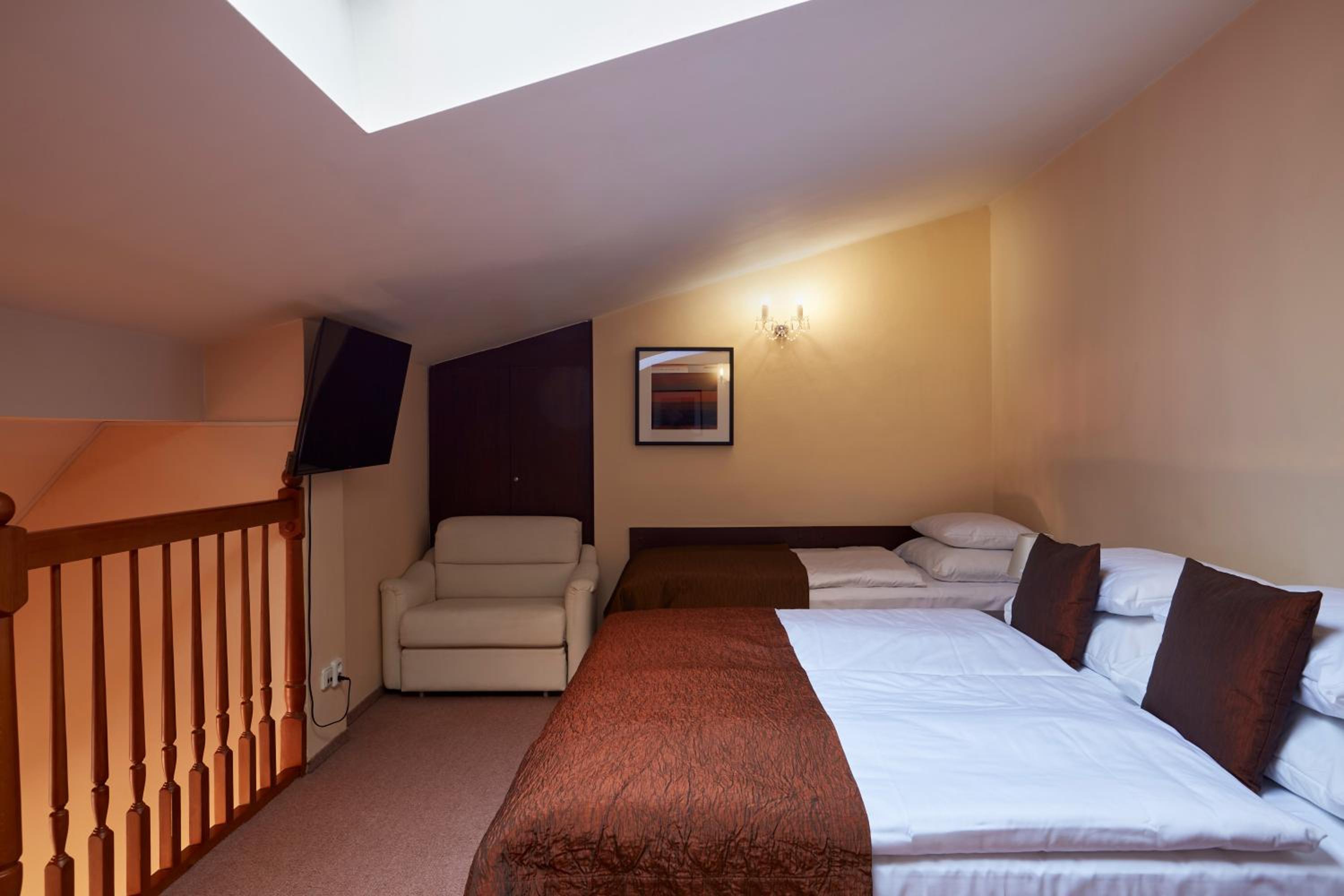 Deluxe Triple Room thumbnail 5