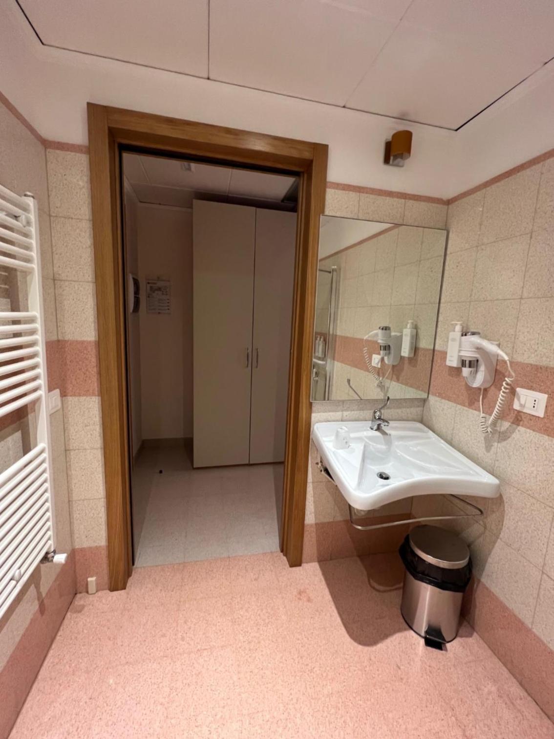 Double or Twin Room - Disability Access photo 3