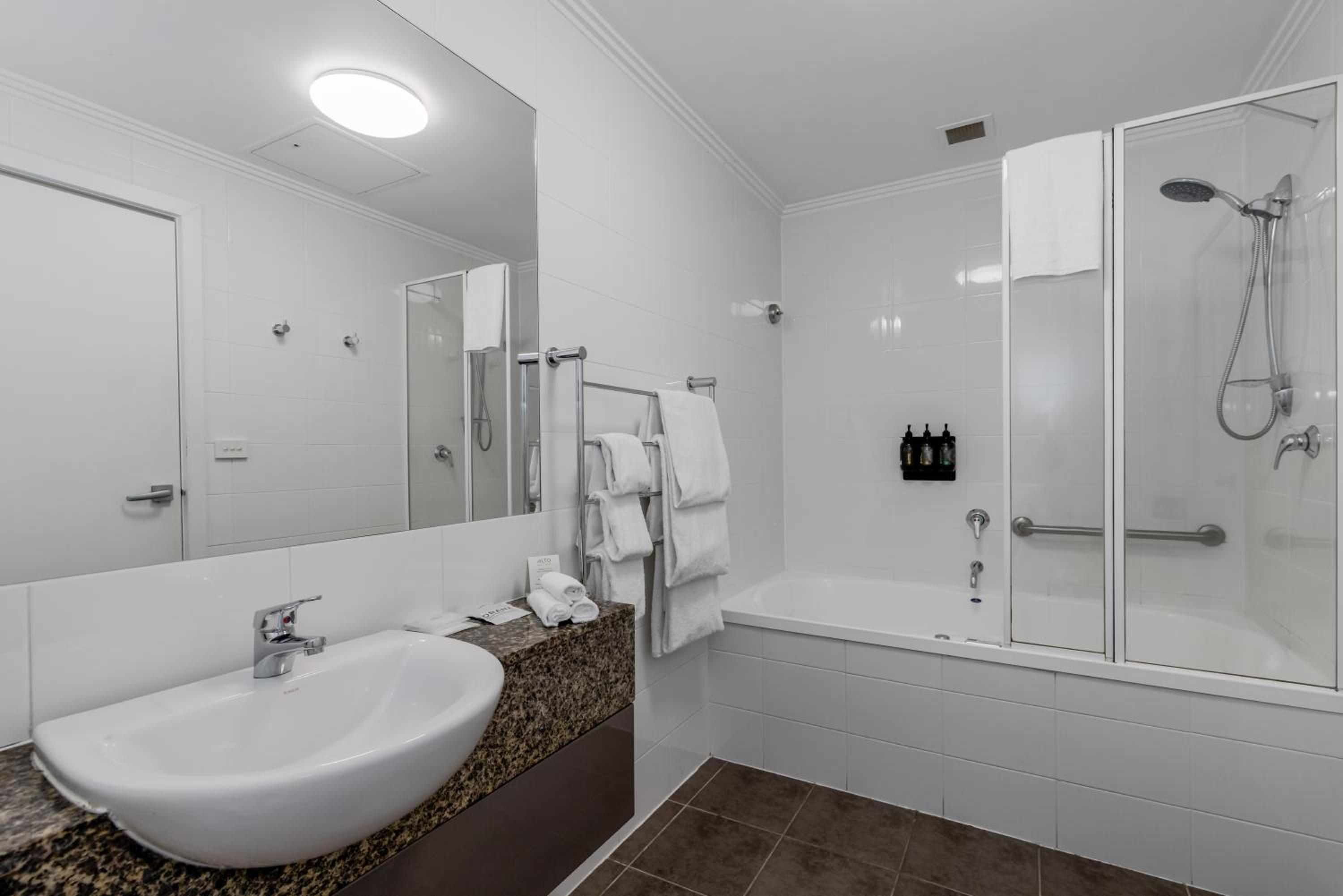 One-Bedroom Apartment with Spa Bath - Photo 10