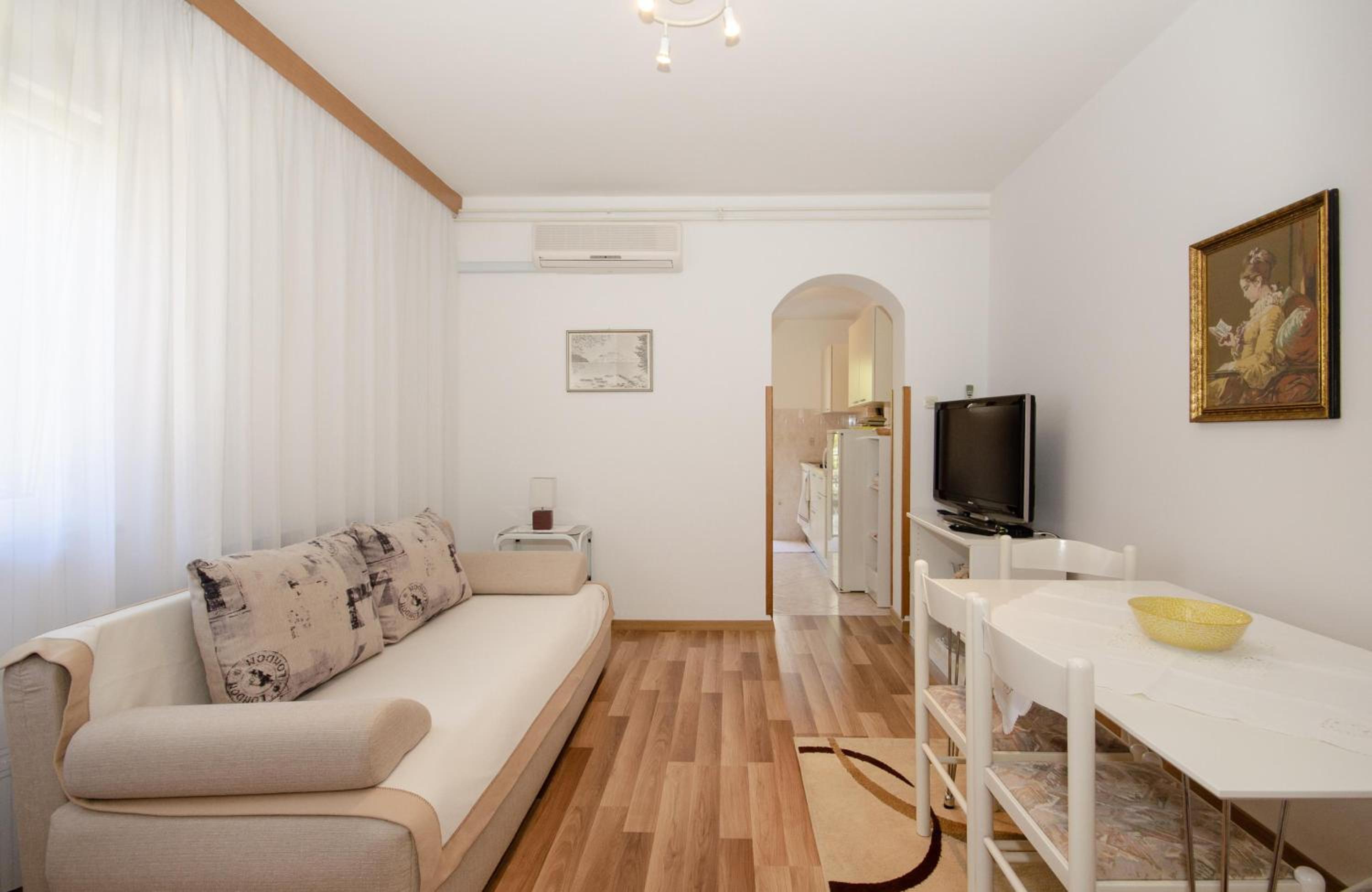 One-Bedroom Apartment photo 1