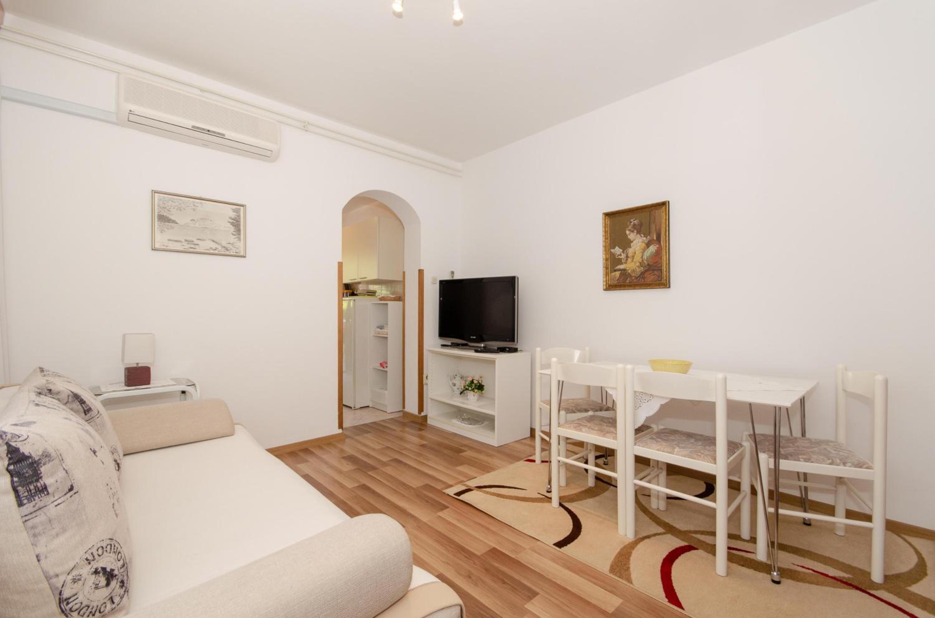 One-Bedroom Apartment photo 3