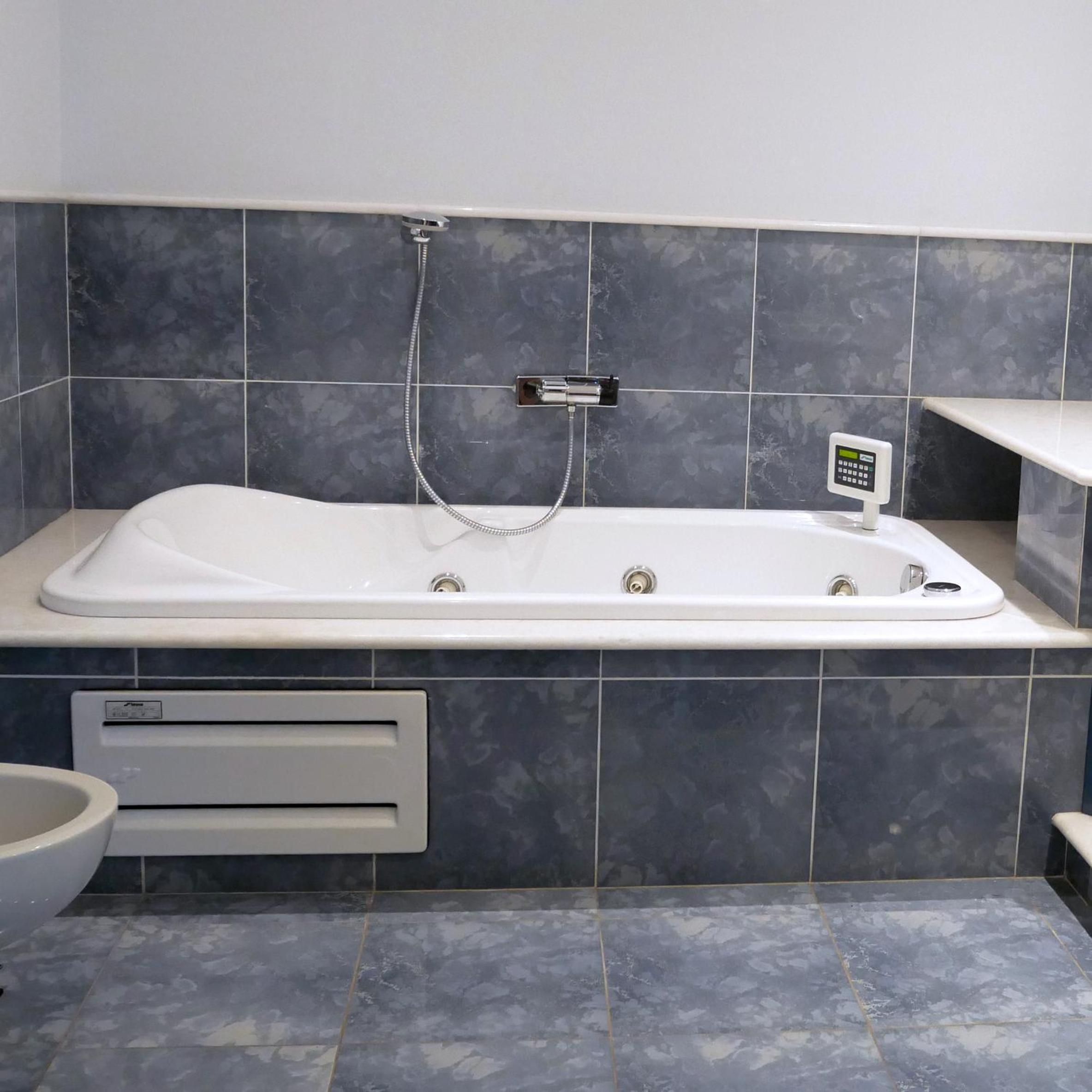 Suite with Hot Tub - Photo 7