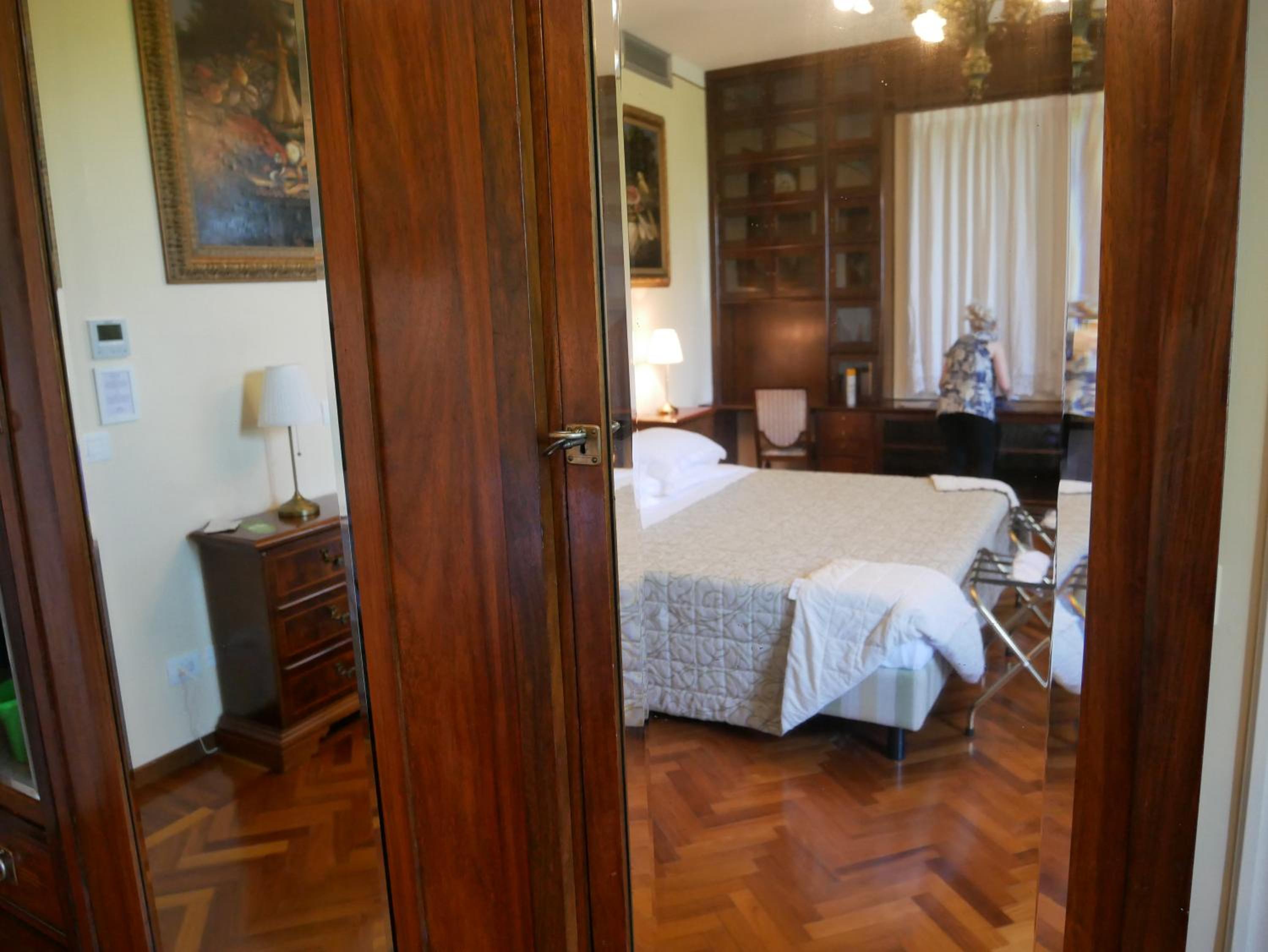 Suite with Hot Tub - Photo 8