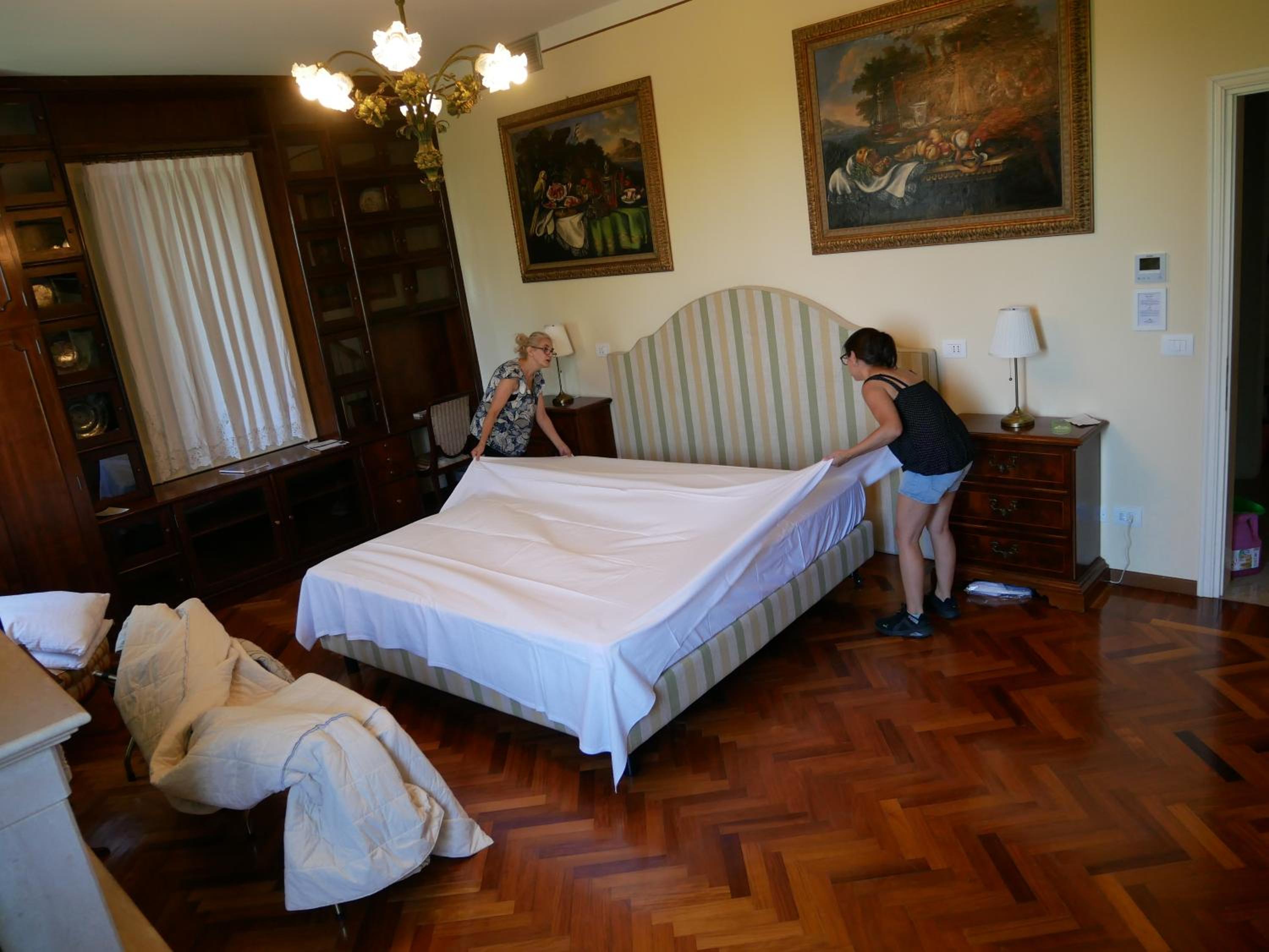 Suite with Hot Tub - Photo 10
