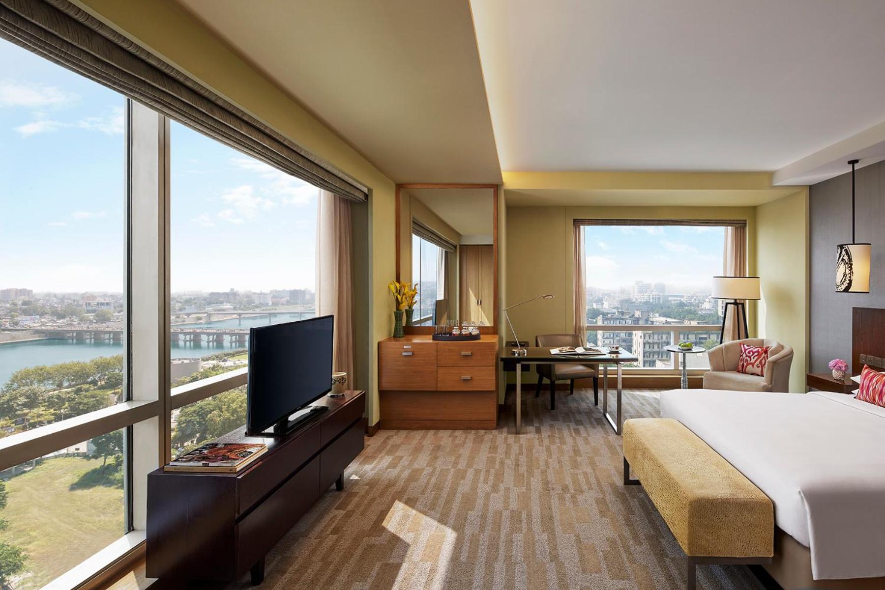 Club King Room - Club Access & One-way Complimentary Airport transfer | 15% discount on Spa & 20% discount on F&B (Till 31st Oct) - Photo 1