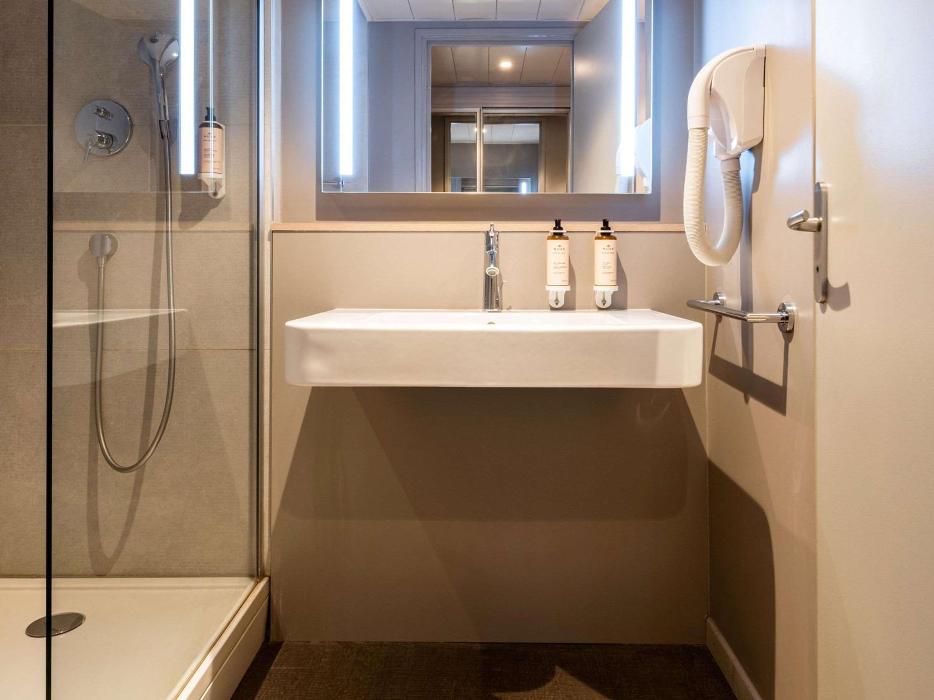 Standard Twin Room - Photo 6