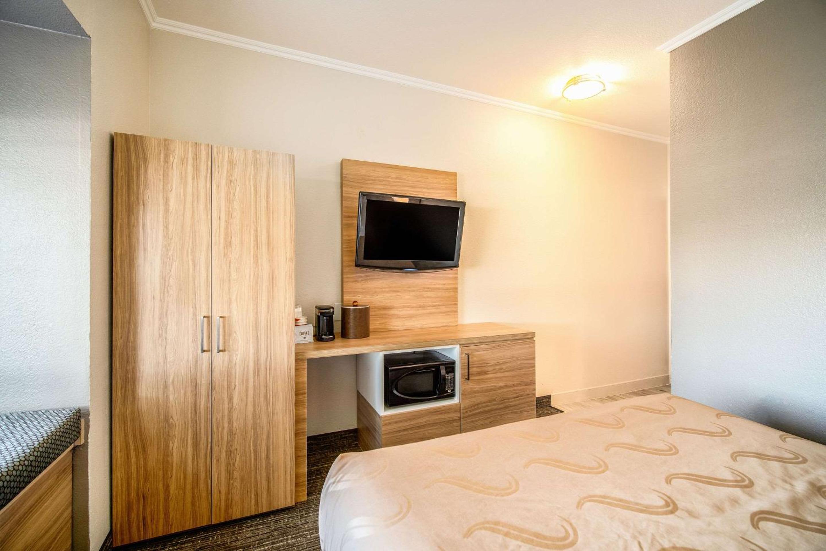 Queen Room - Photo 5