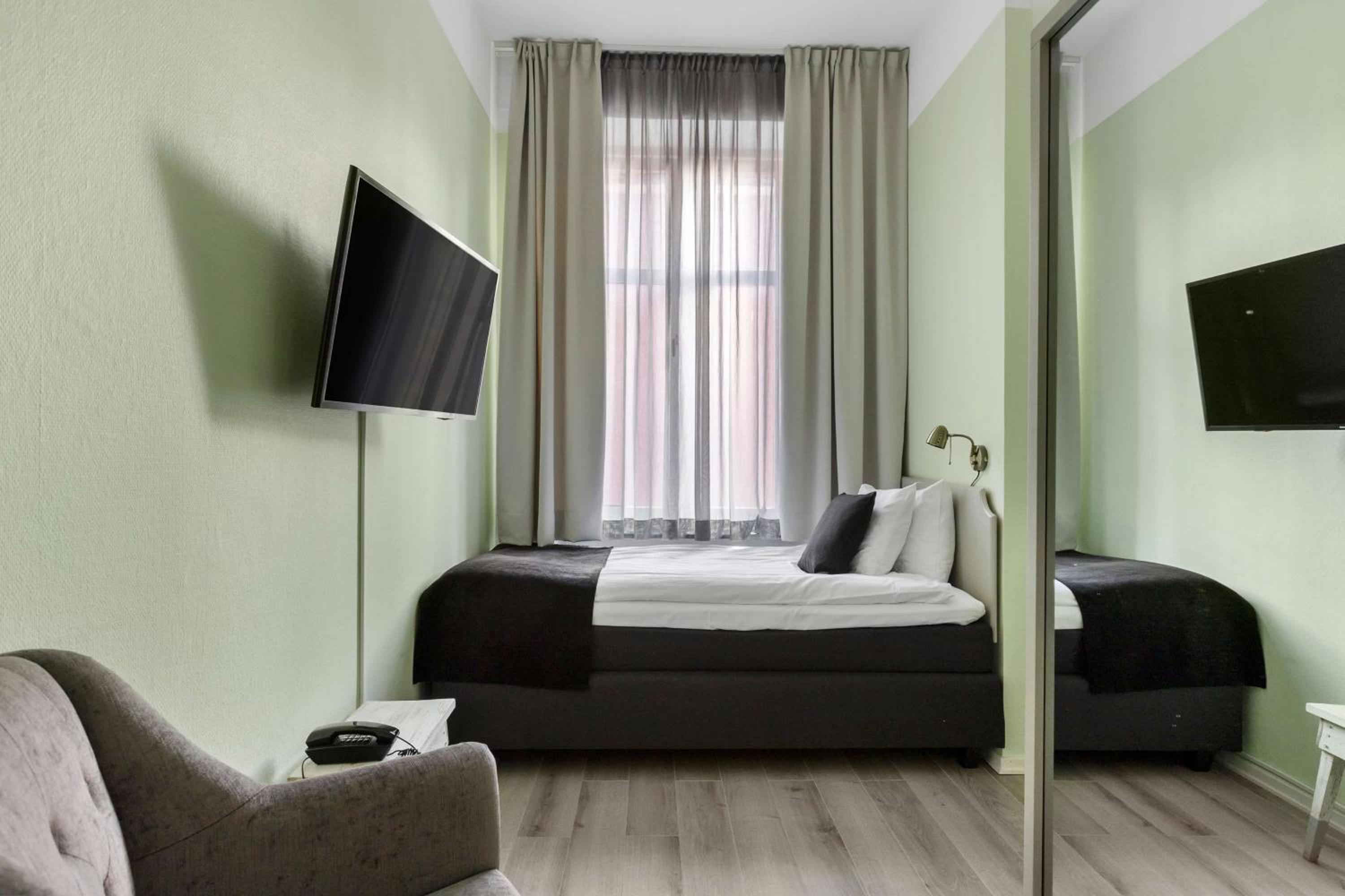 Single Room - Non-Smoking photo 1