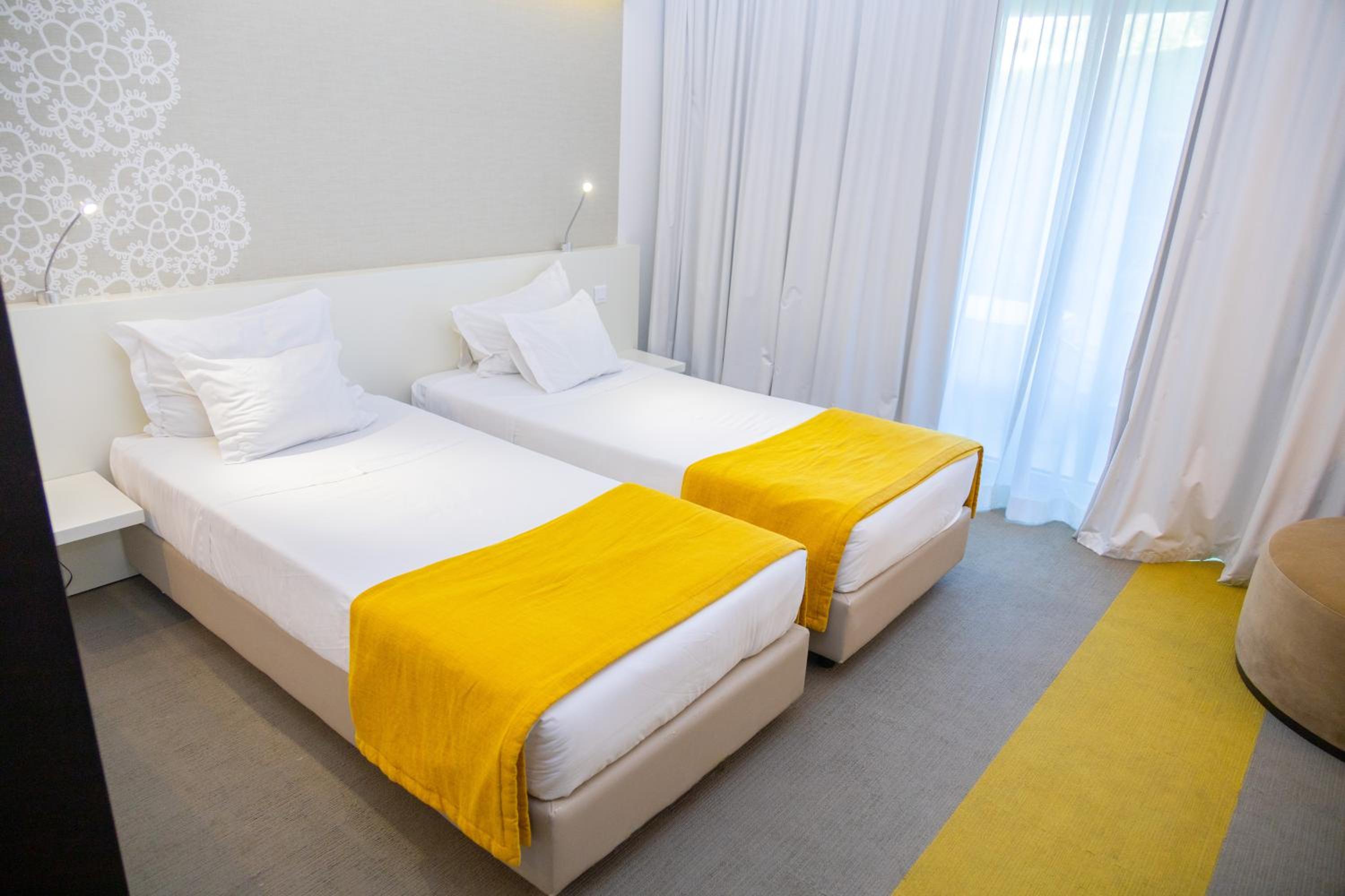 Standard Twin Room - Photo 4
