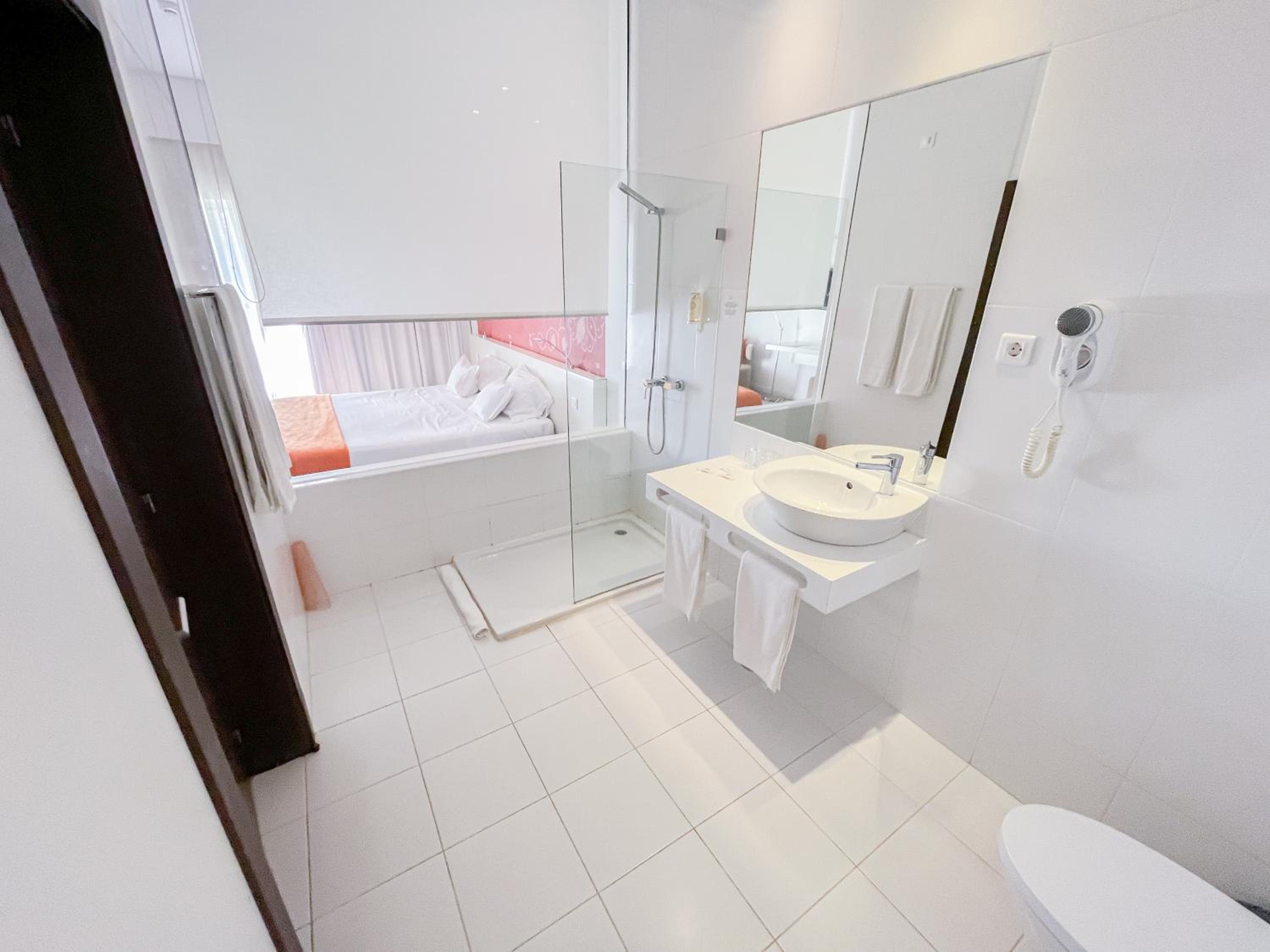 Standard Twin Room - Photo 5