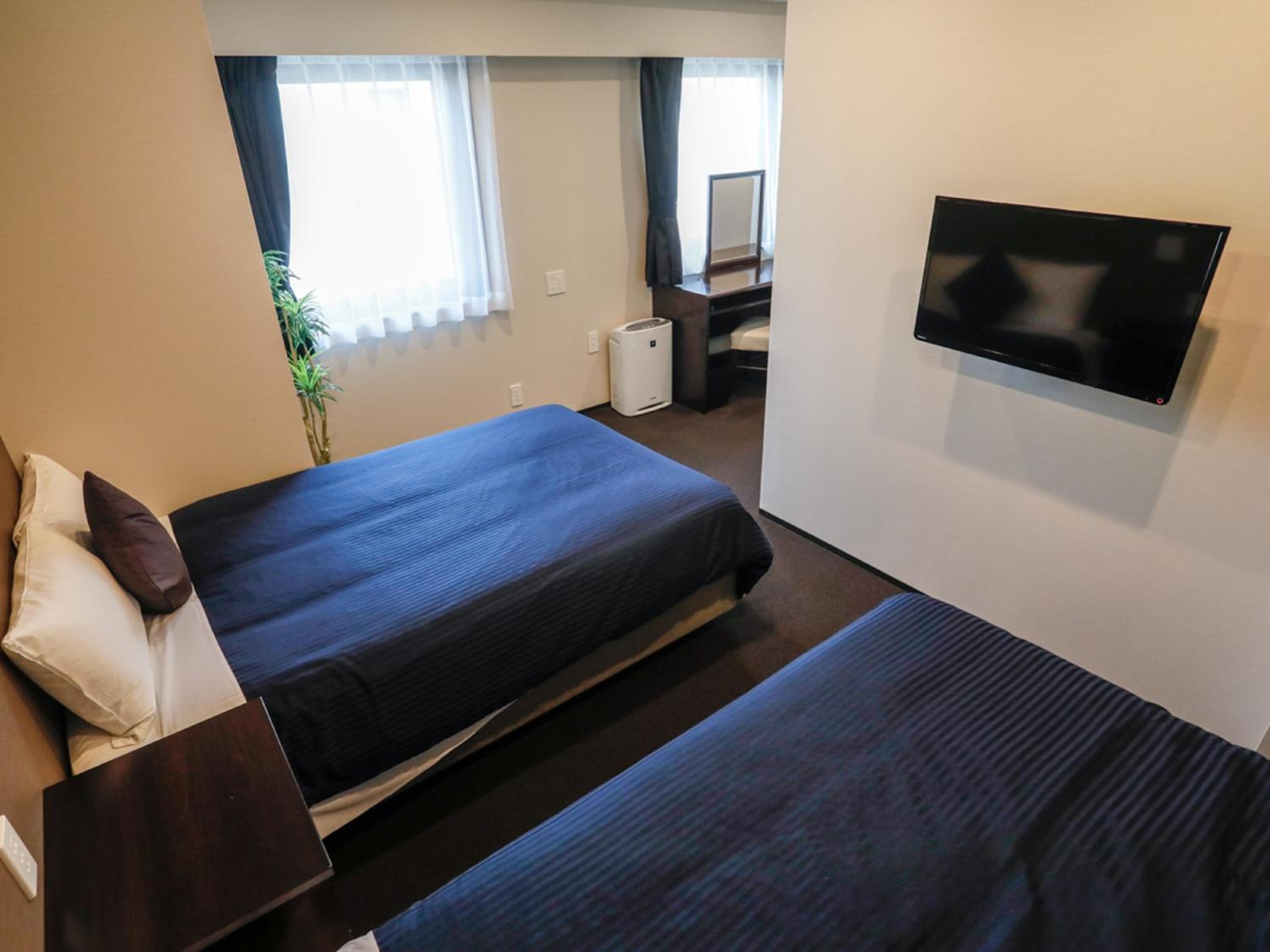 Twin Room - Non-Smoking photo 2
