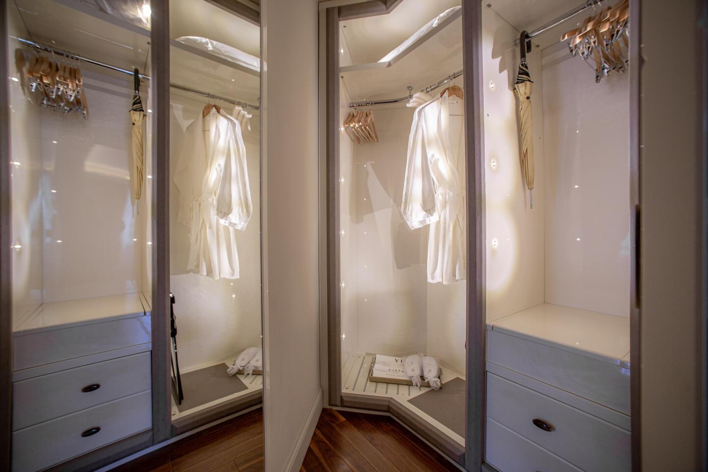 Premium Double Room with One Double Bed and 2 Adults Occupancy (Non Smoking) thumbnail 6