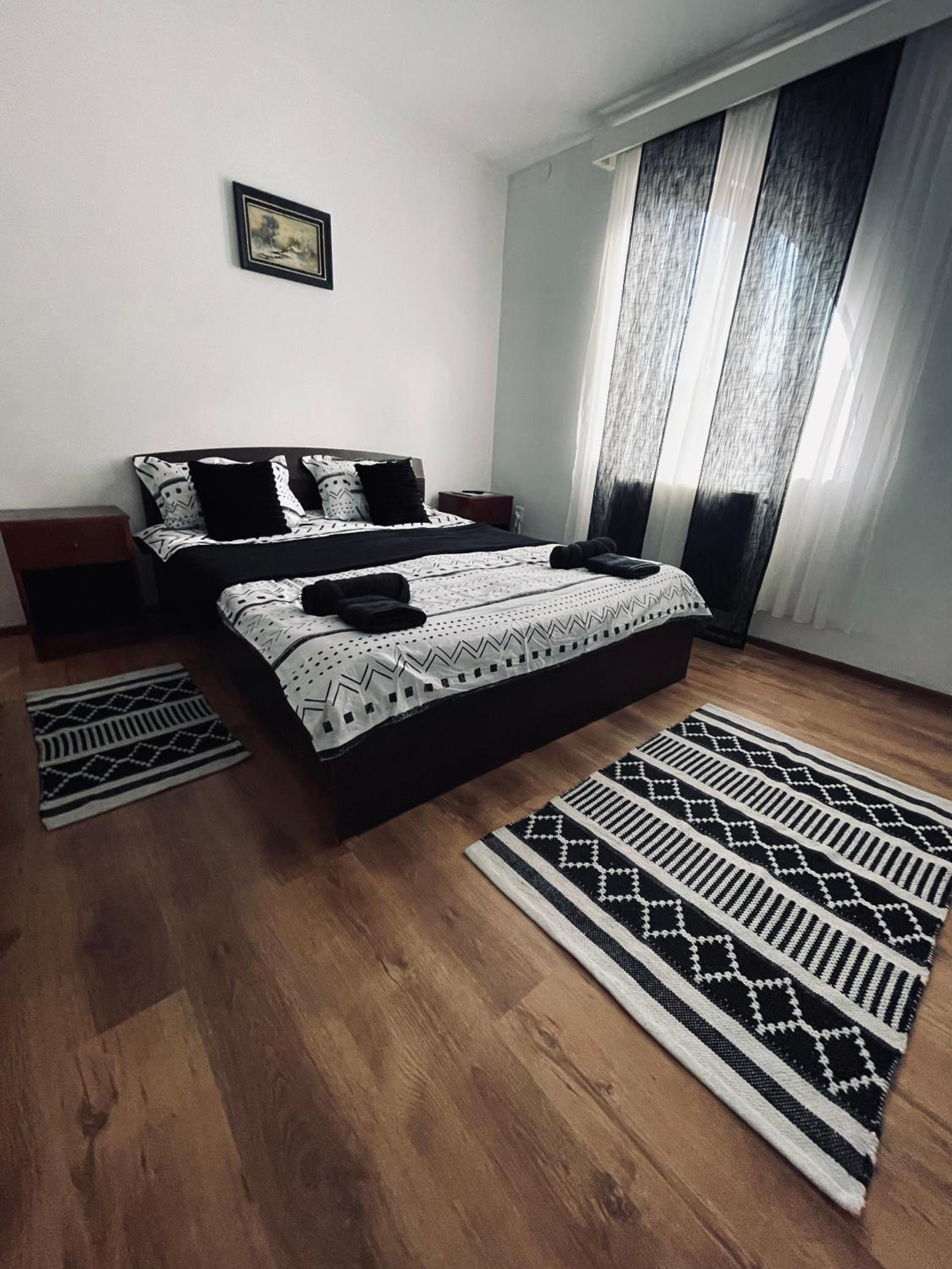 Seven-Bedroom House photo 1
