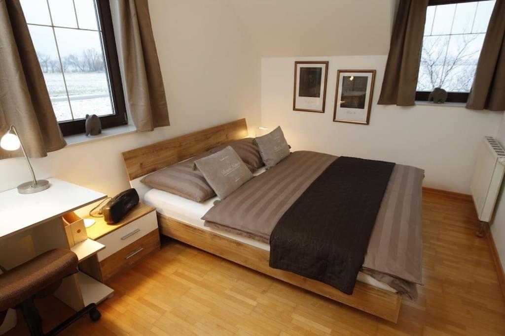 Five-Bedroom House photo 1