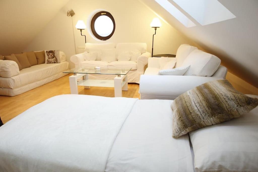 Five-Bedroom House photo 2