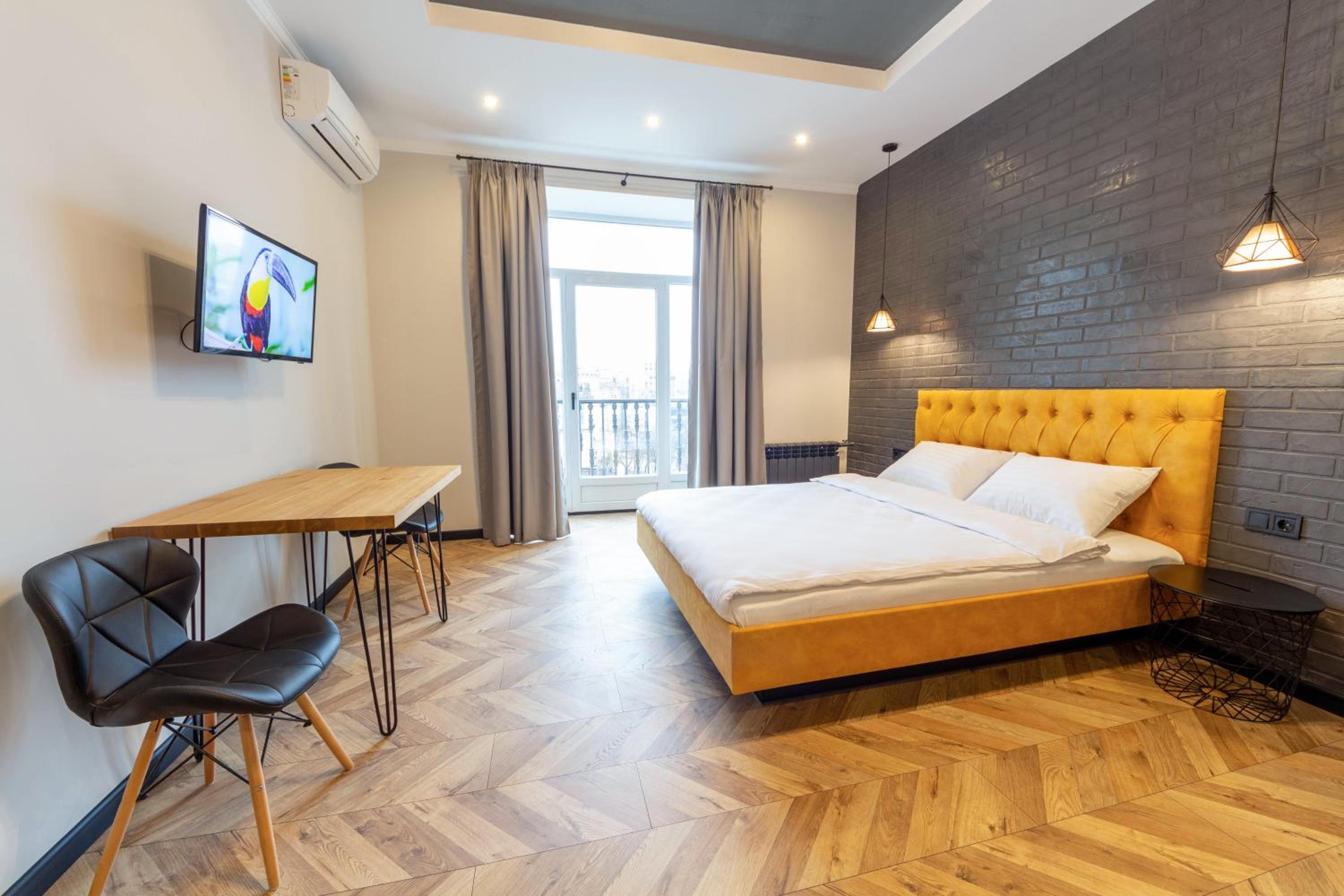 Spacious Apartment with balcony and city view - Prorizna, 10
