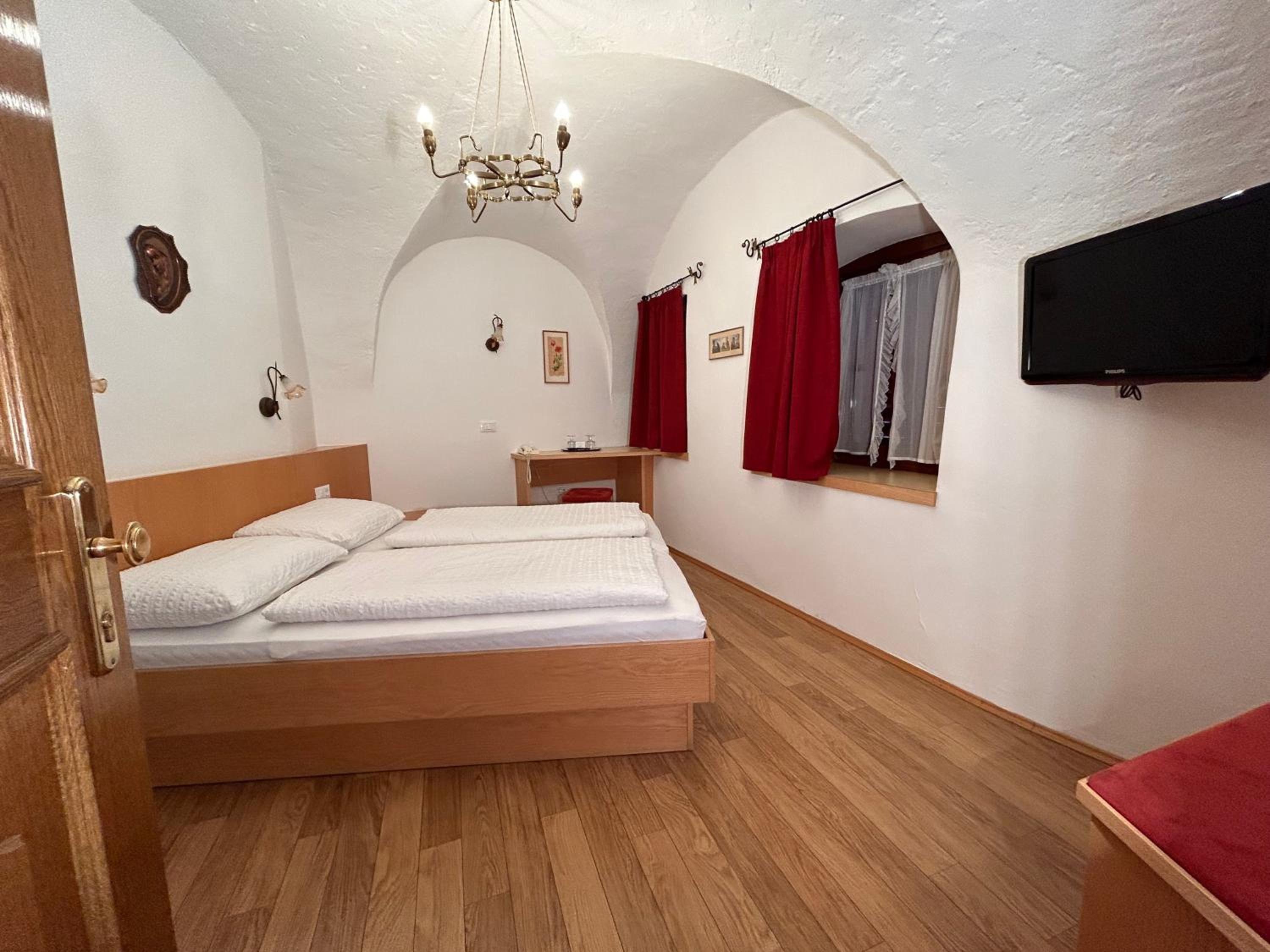 Economy Double Room photo 3