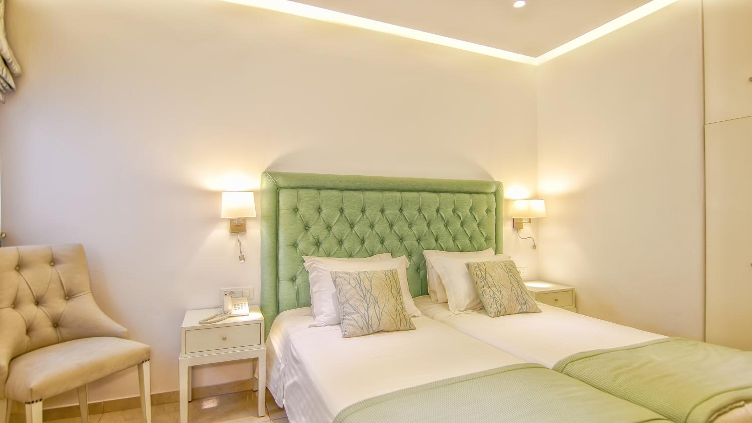 Cozy Double or Twin Room with Common Patio - Photo 3