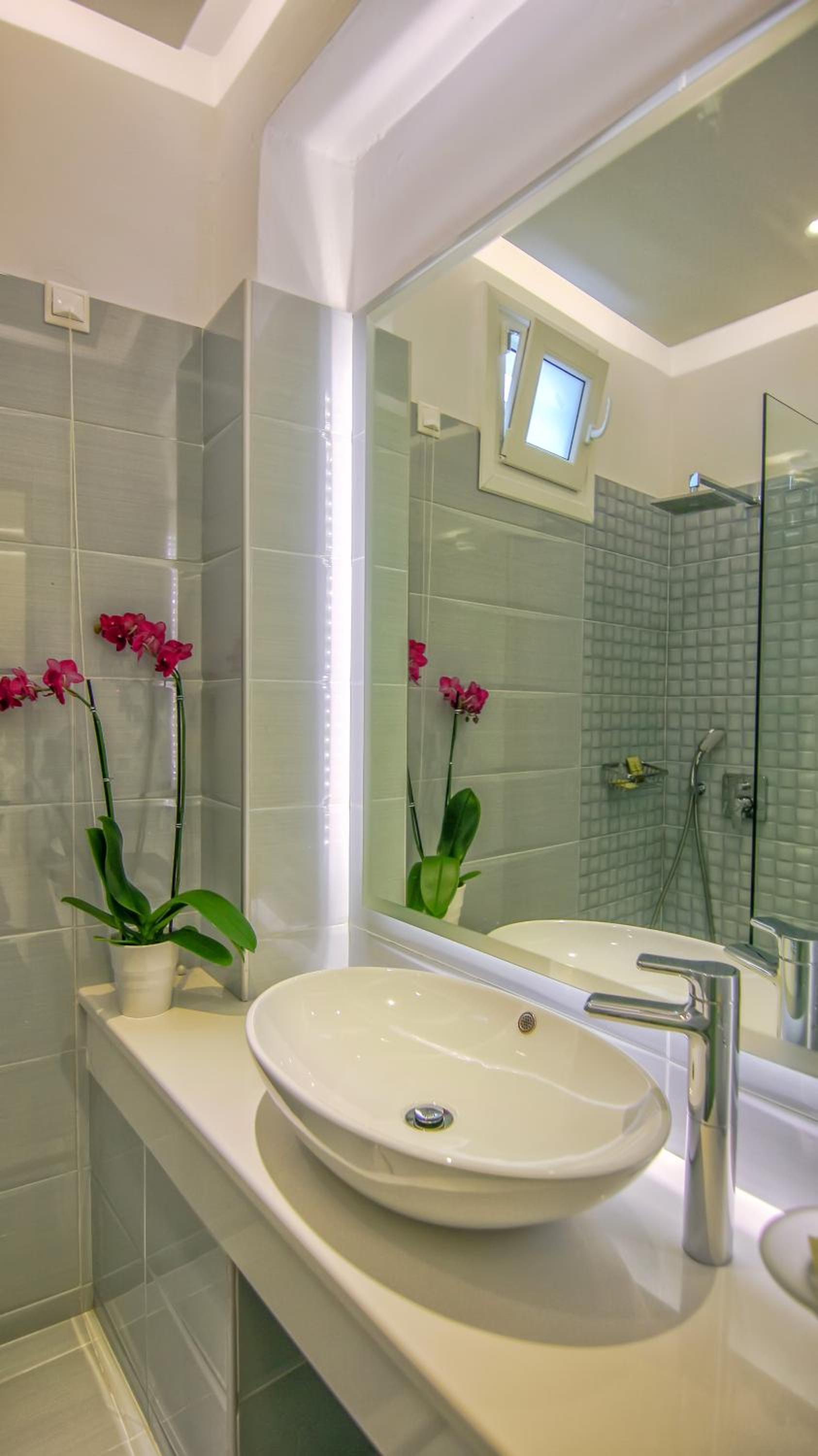 Cozy Double or Twin Room with Common Patio - Photo 5
