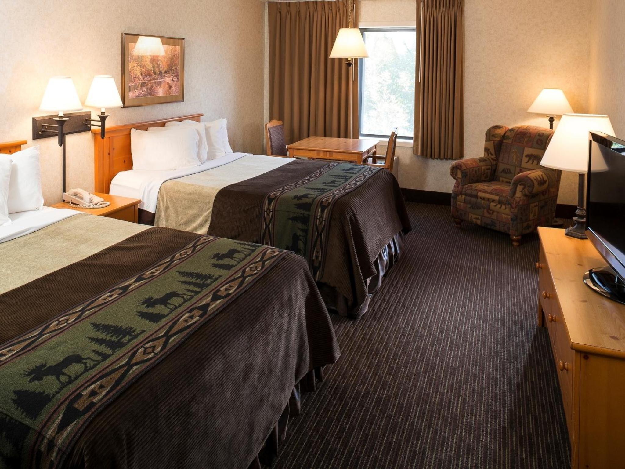 Queen Room with Two Queen Beds - Photo 3