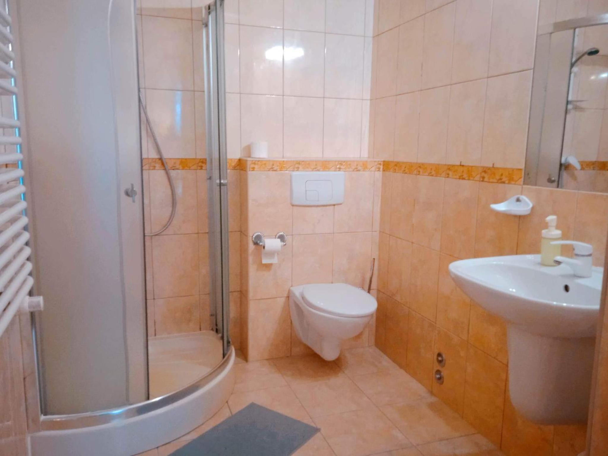 Large Double Room - Photo 2
