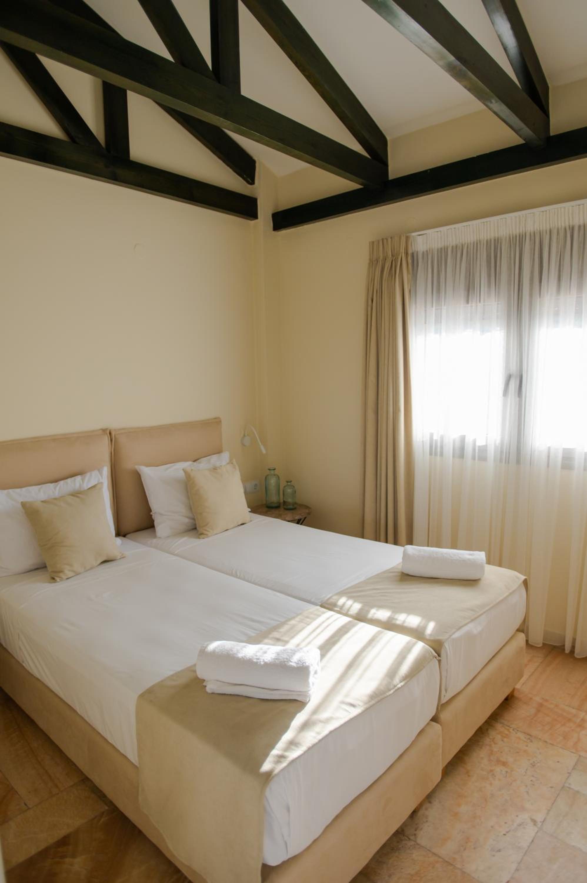 Three-Bedroom Apartment with Pool View photo 2