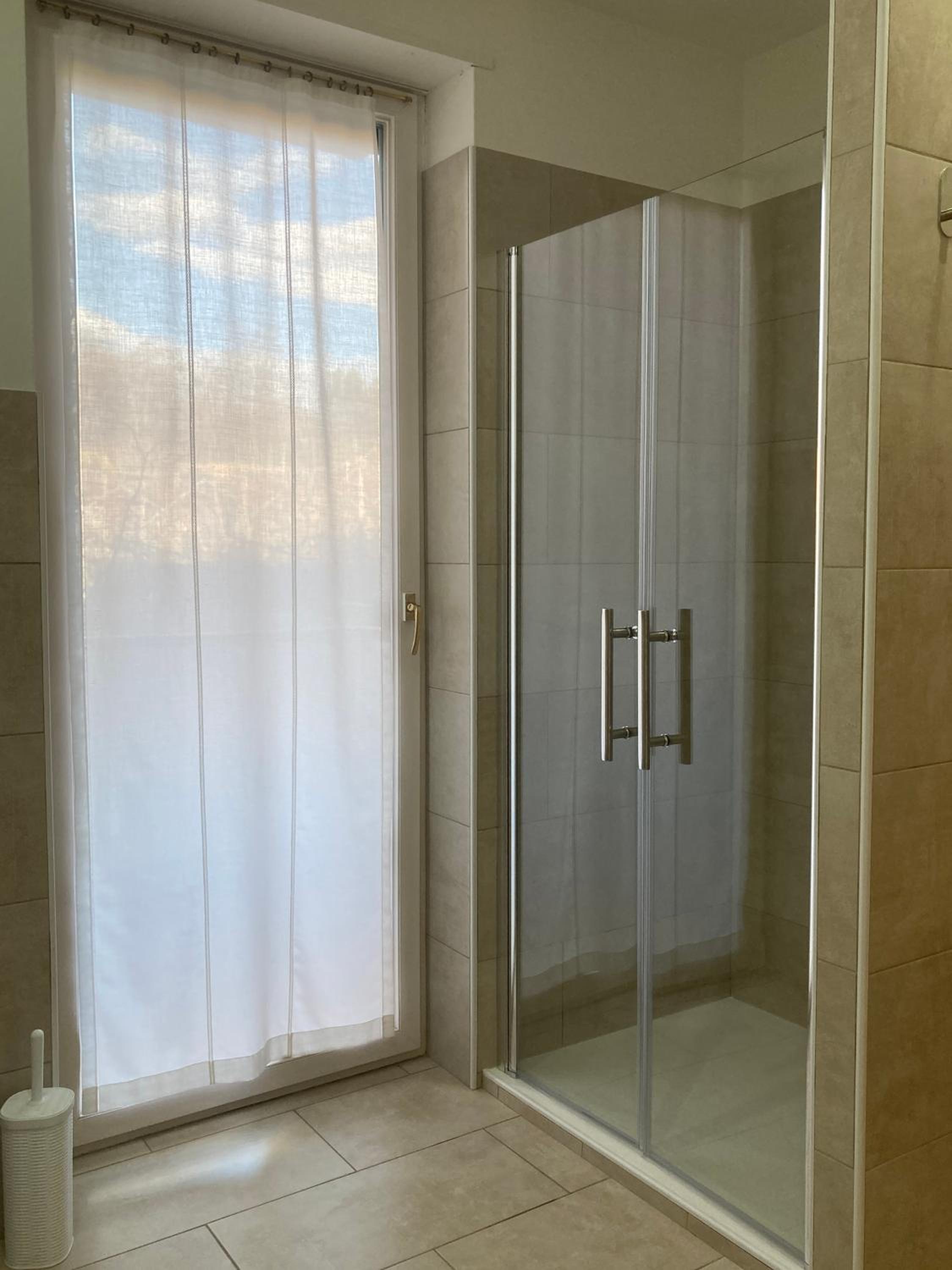Quadruple Room with Private Bathroom - Photo 3
