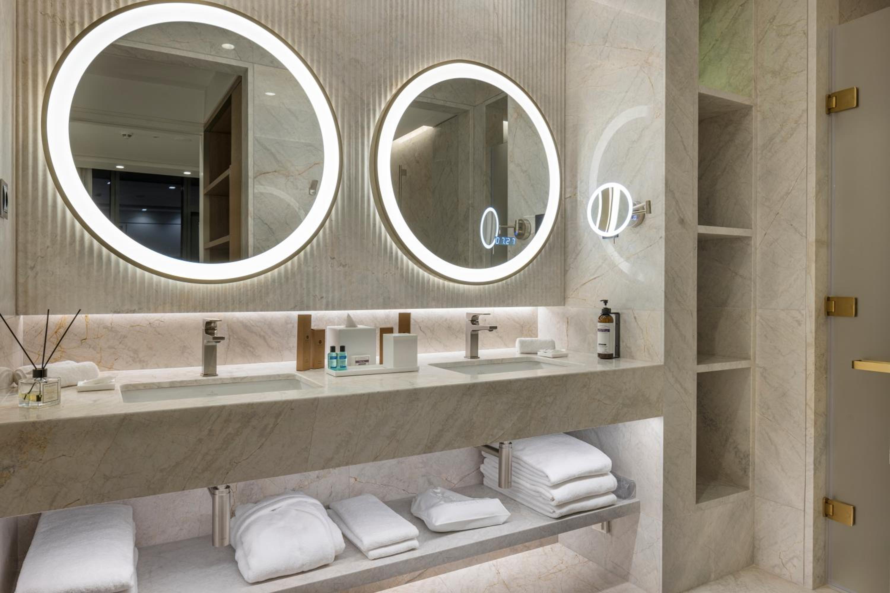 Grand Suite with Balcony - Photo 31