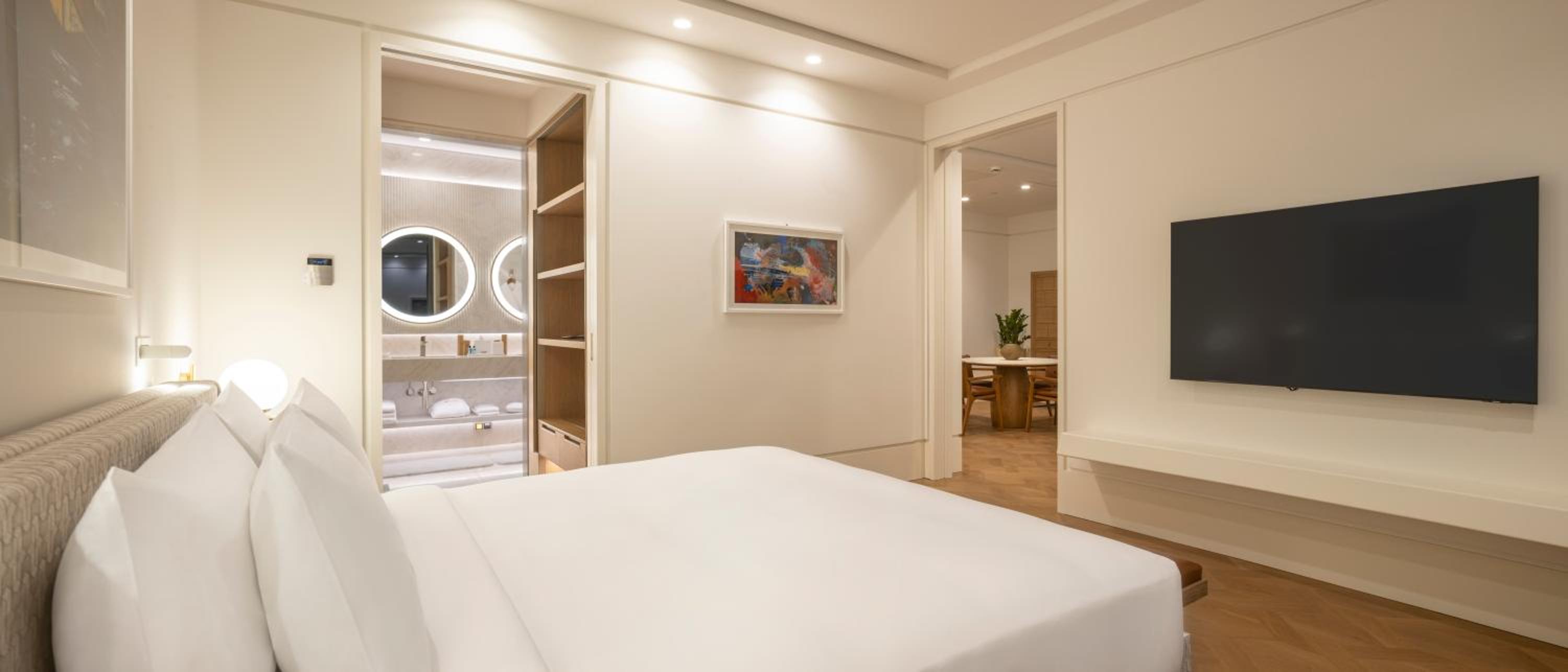 Grand Suite with Balcony - Photo 30