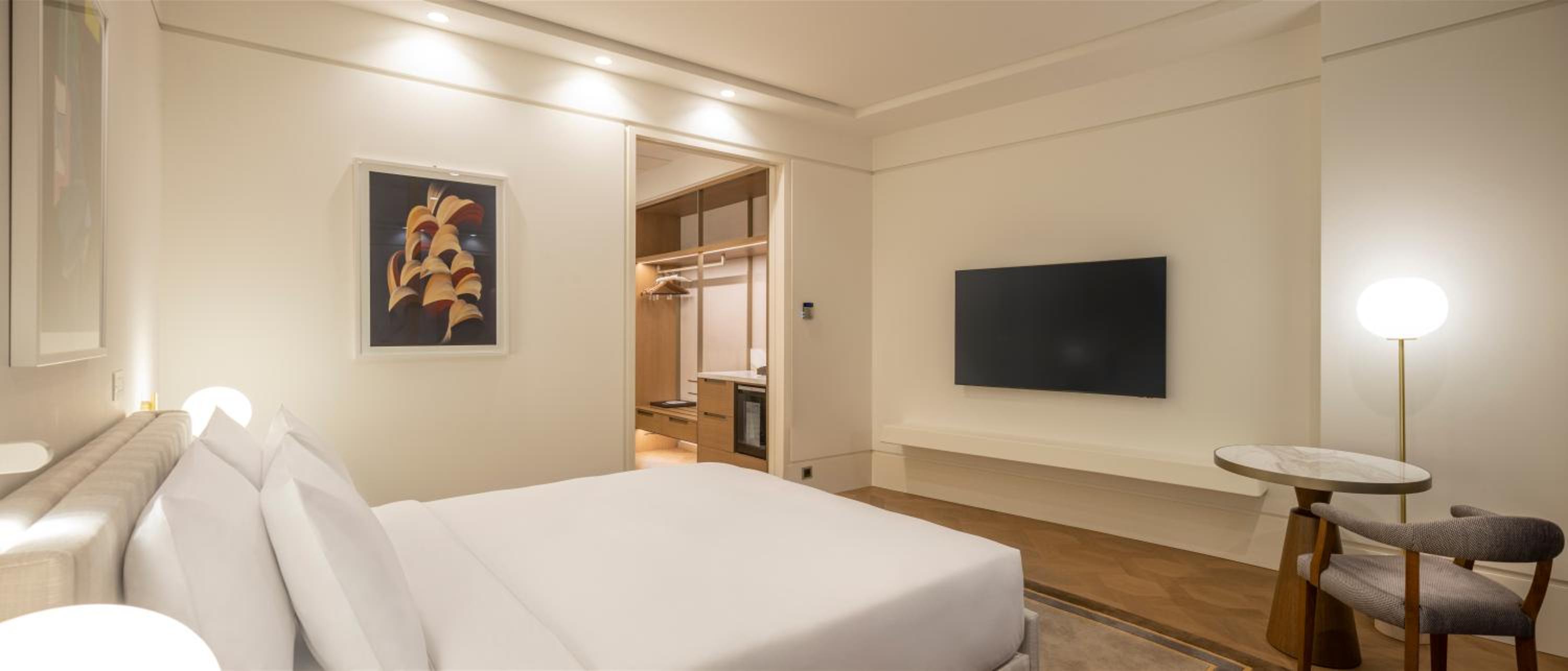 Grand Suite with Balcony - Photo 22
