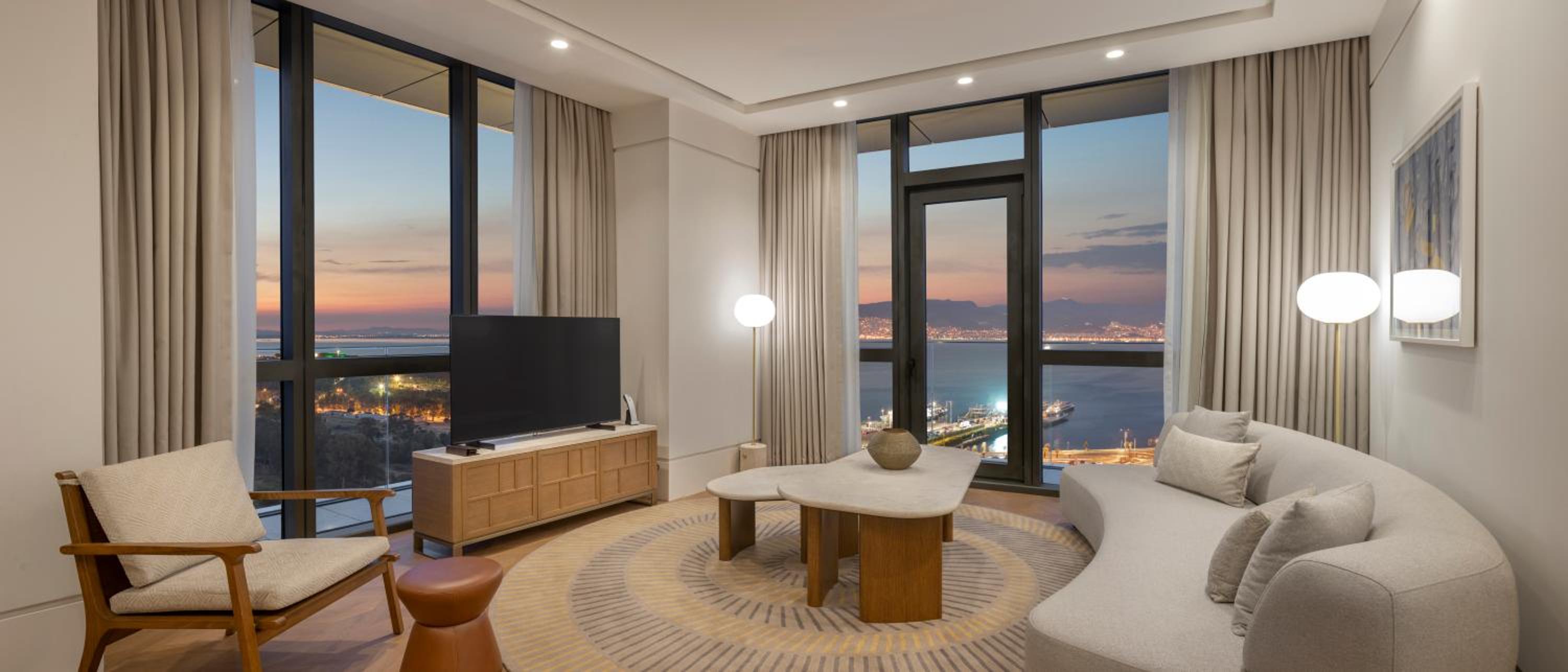 Grand Suite with Balcony - Photo 17