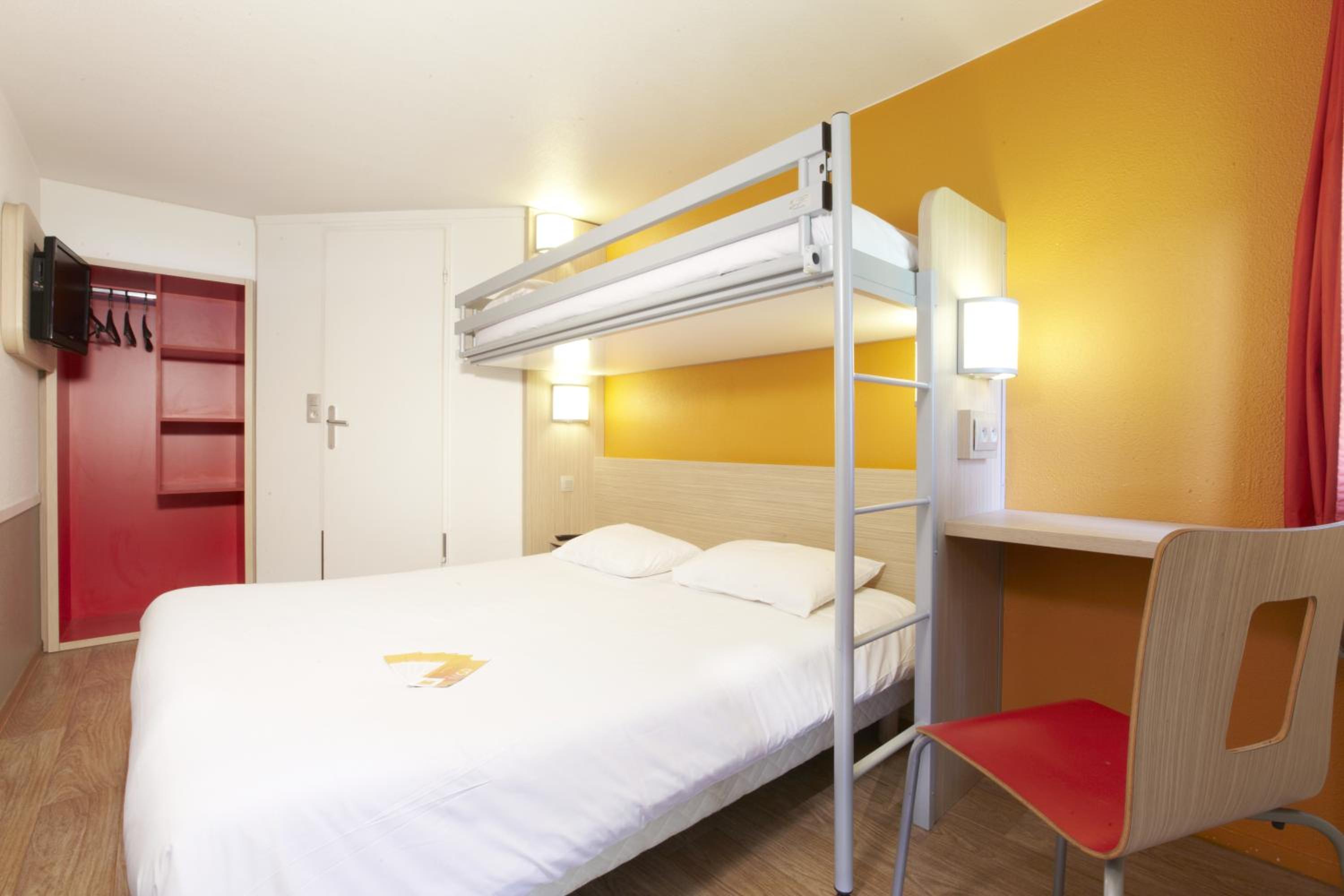 Triple Room (1 Double Bed + 1 Single Bed) - Photo 1