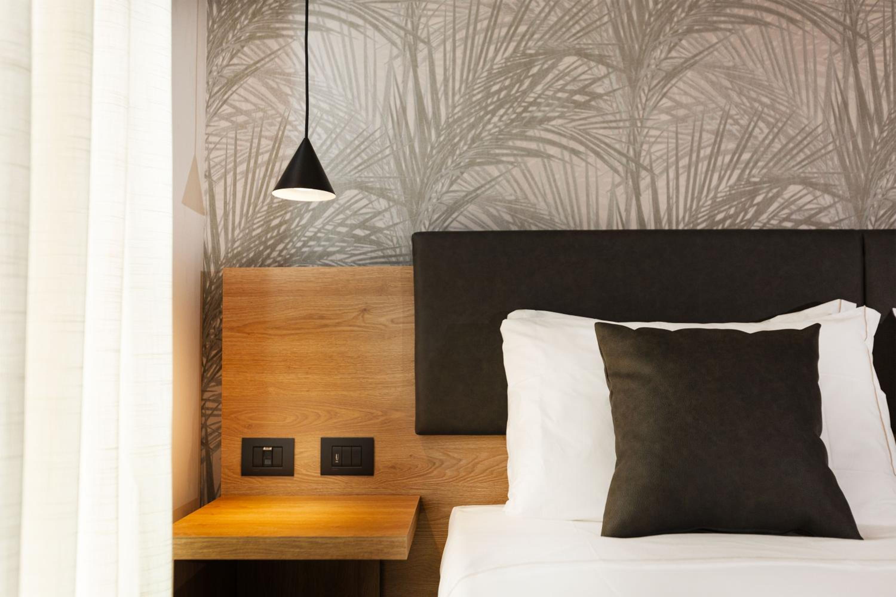 Large Double Room - Photo 1