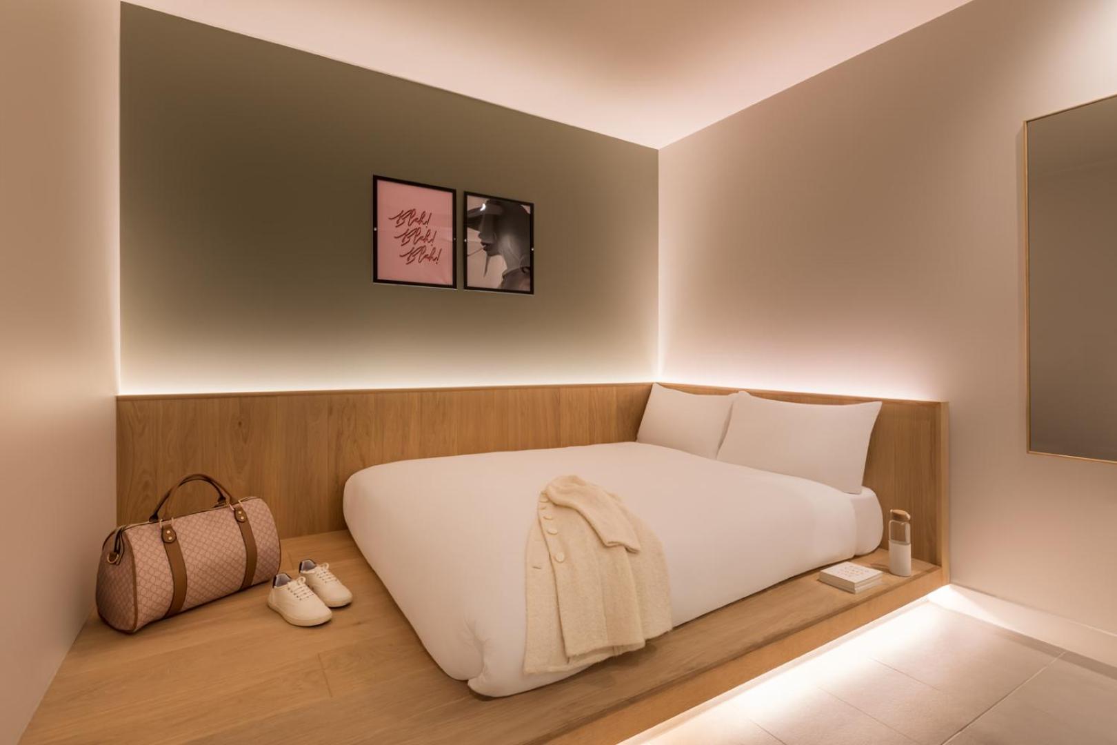 Compact Windowless Room