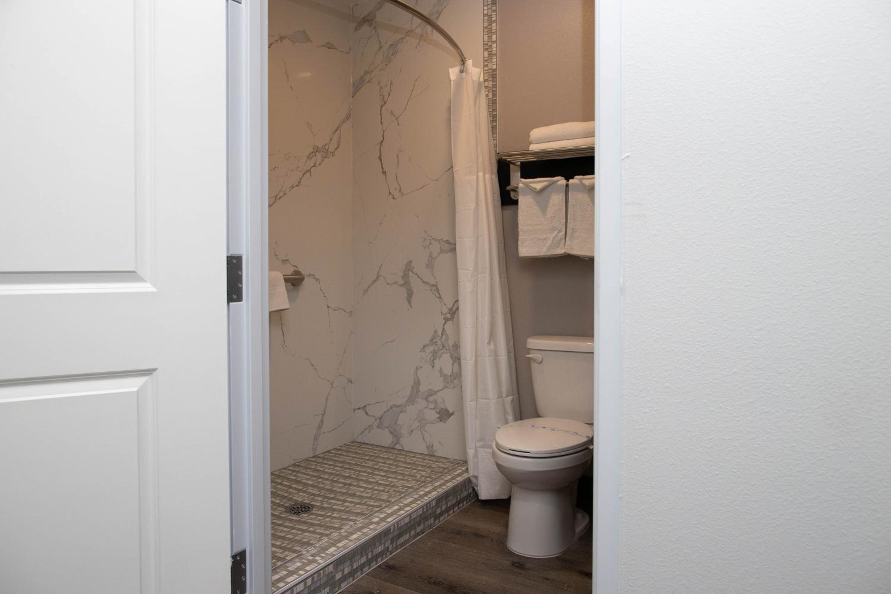 Queen Room - Disability Access - Non-Smoking - Photo 3