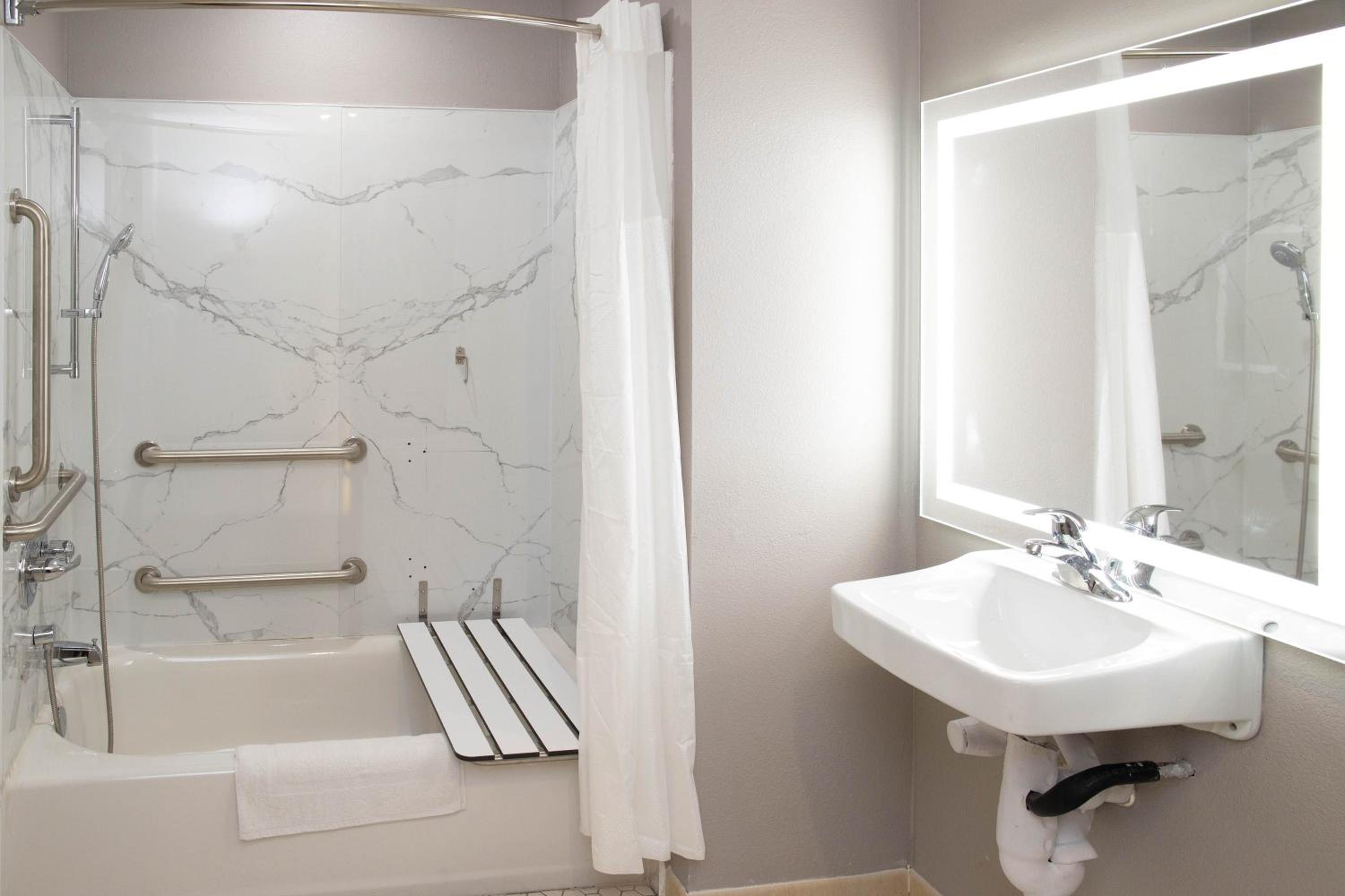 Queen Room - Disability Access - Non-Smoking - Photo 2