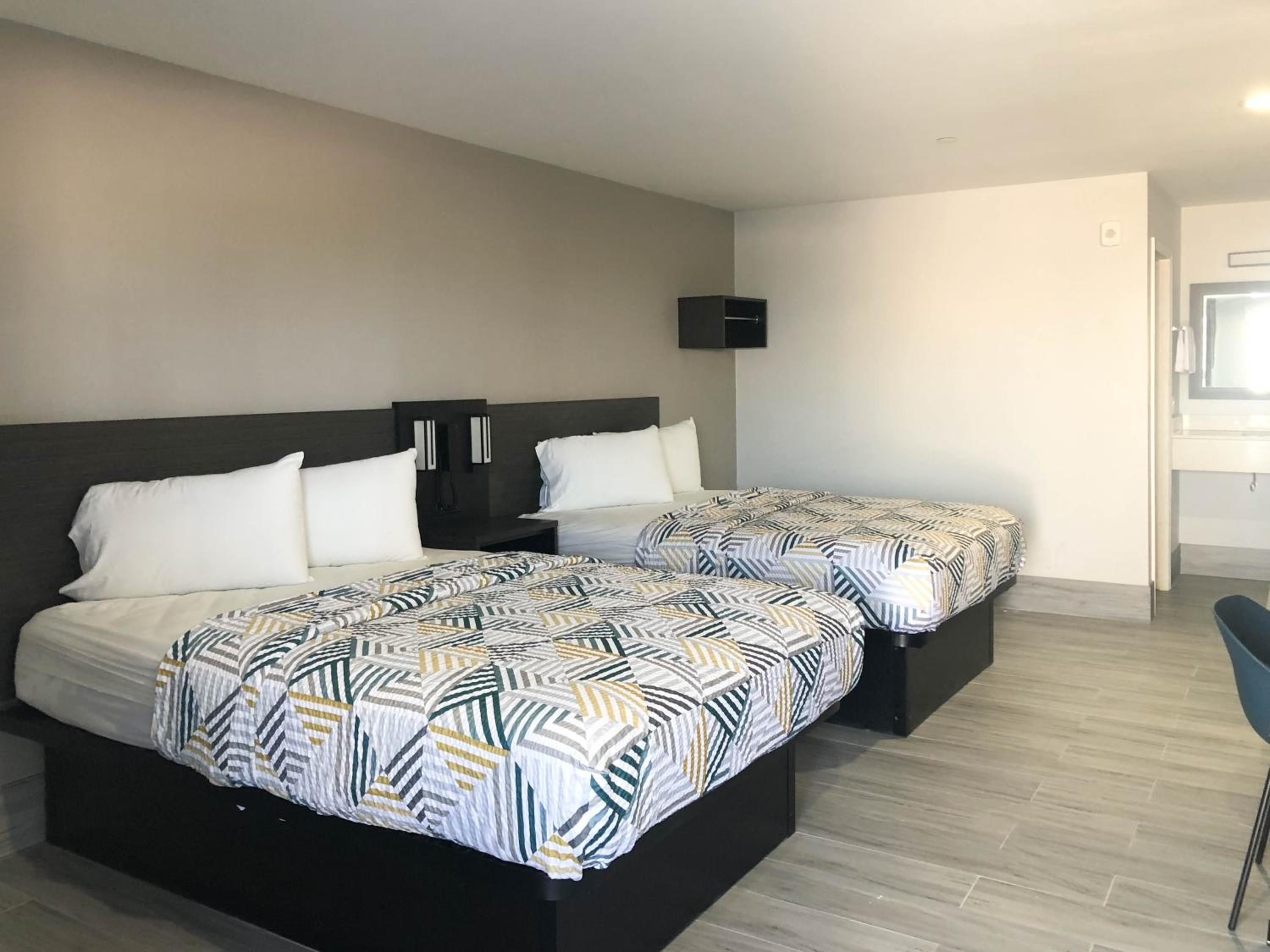 Queen Room with Two Queen Beds - Non-Smoking - Photo 1