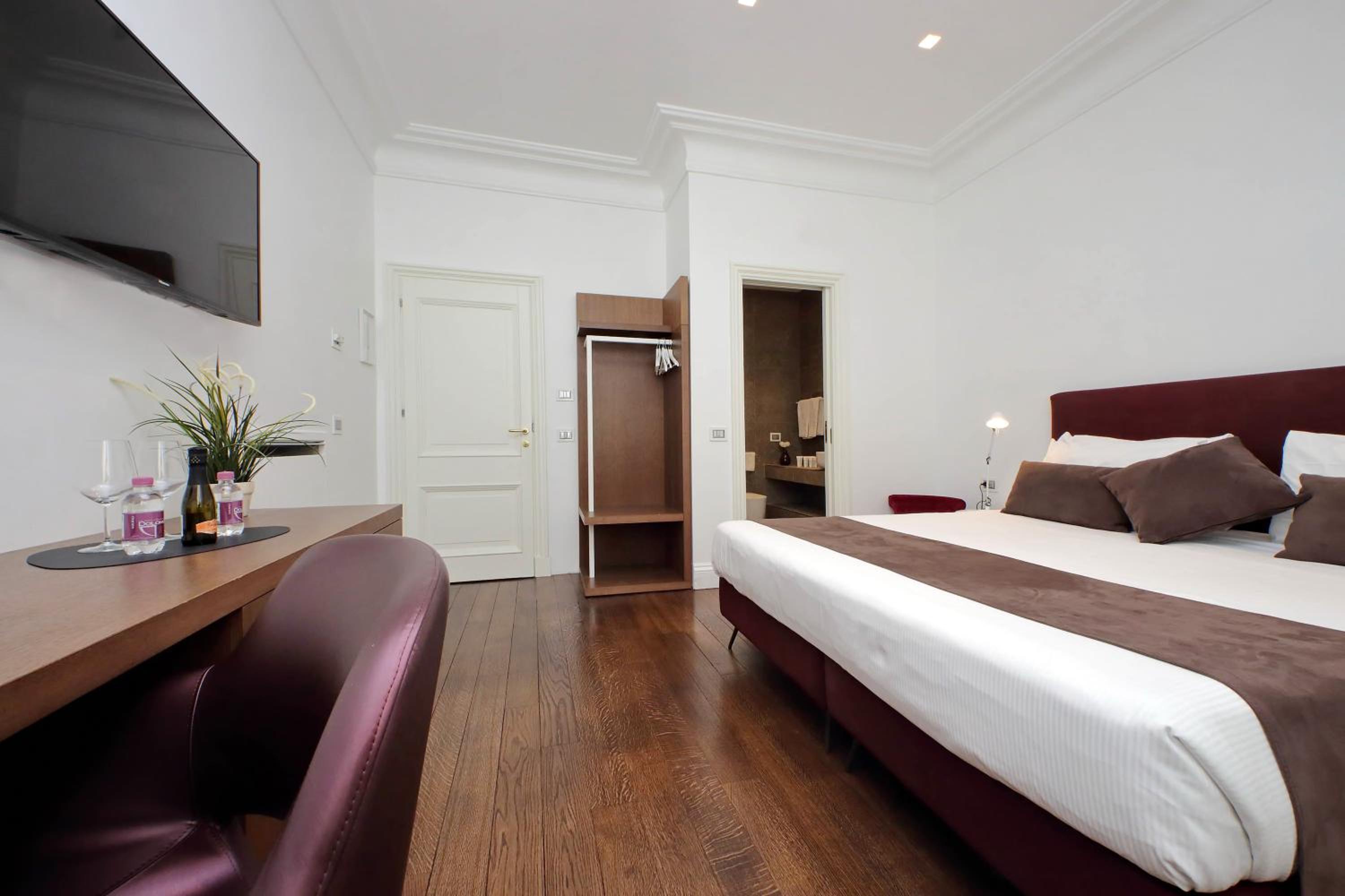 Superior King Room photo 2