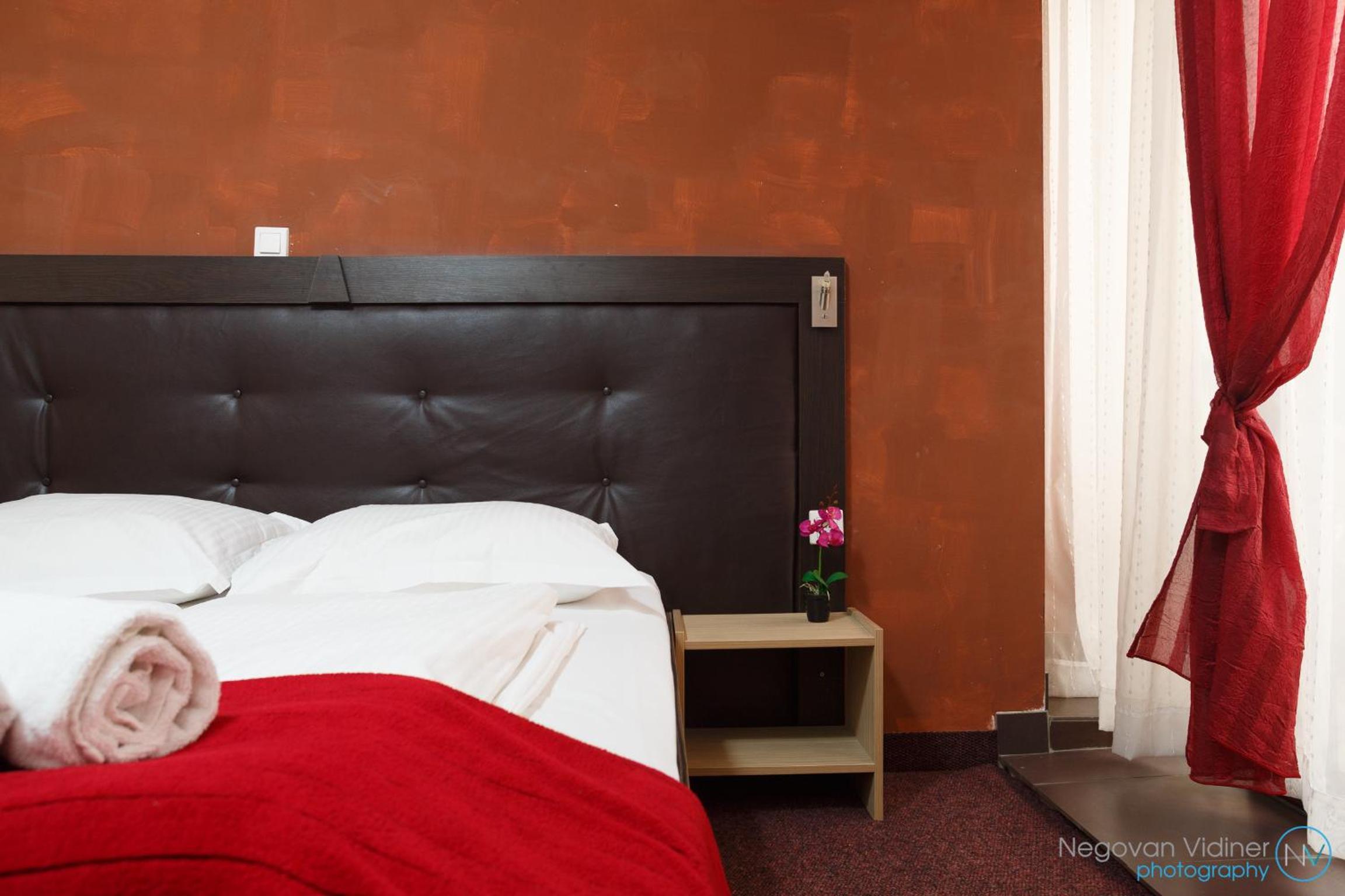 Double or Twin Room with Balcony - Photo 2