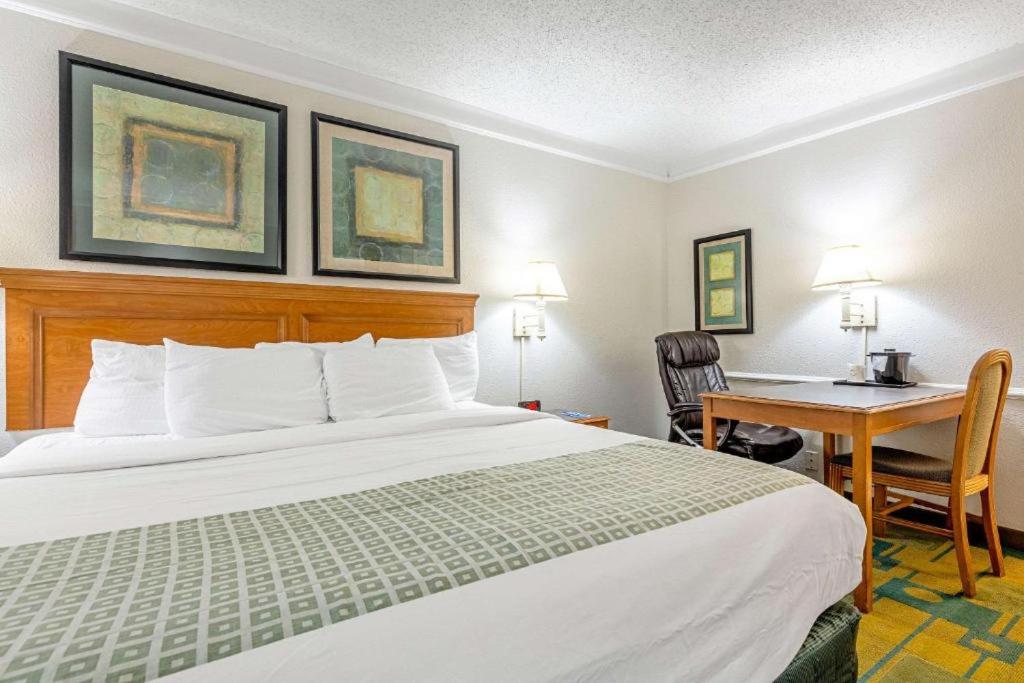King Room - Accessible/Non-Smoking photo 2