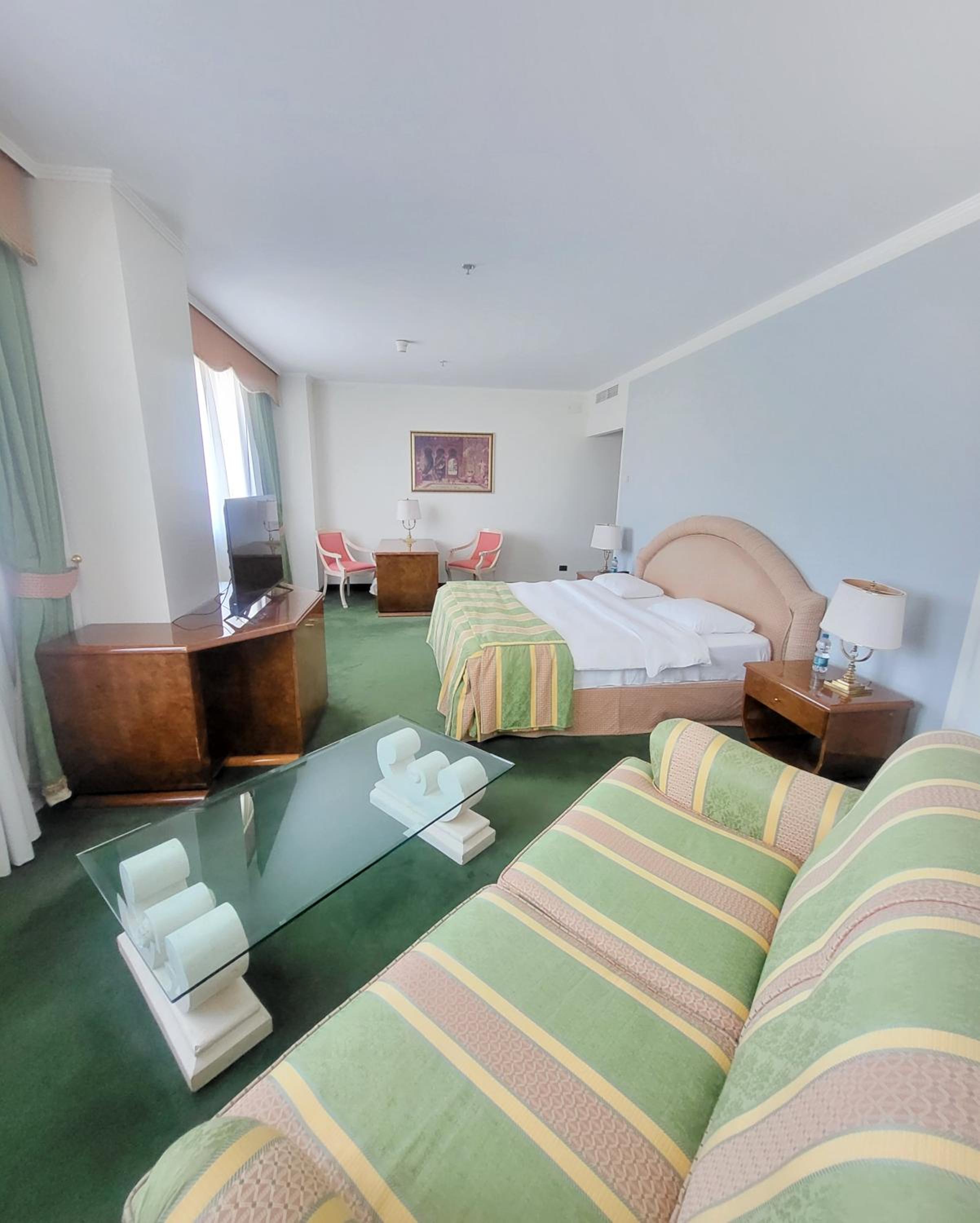 Deluxe Suite with Spa Bath photo 2