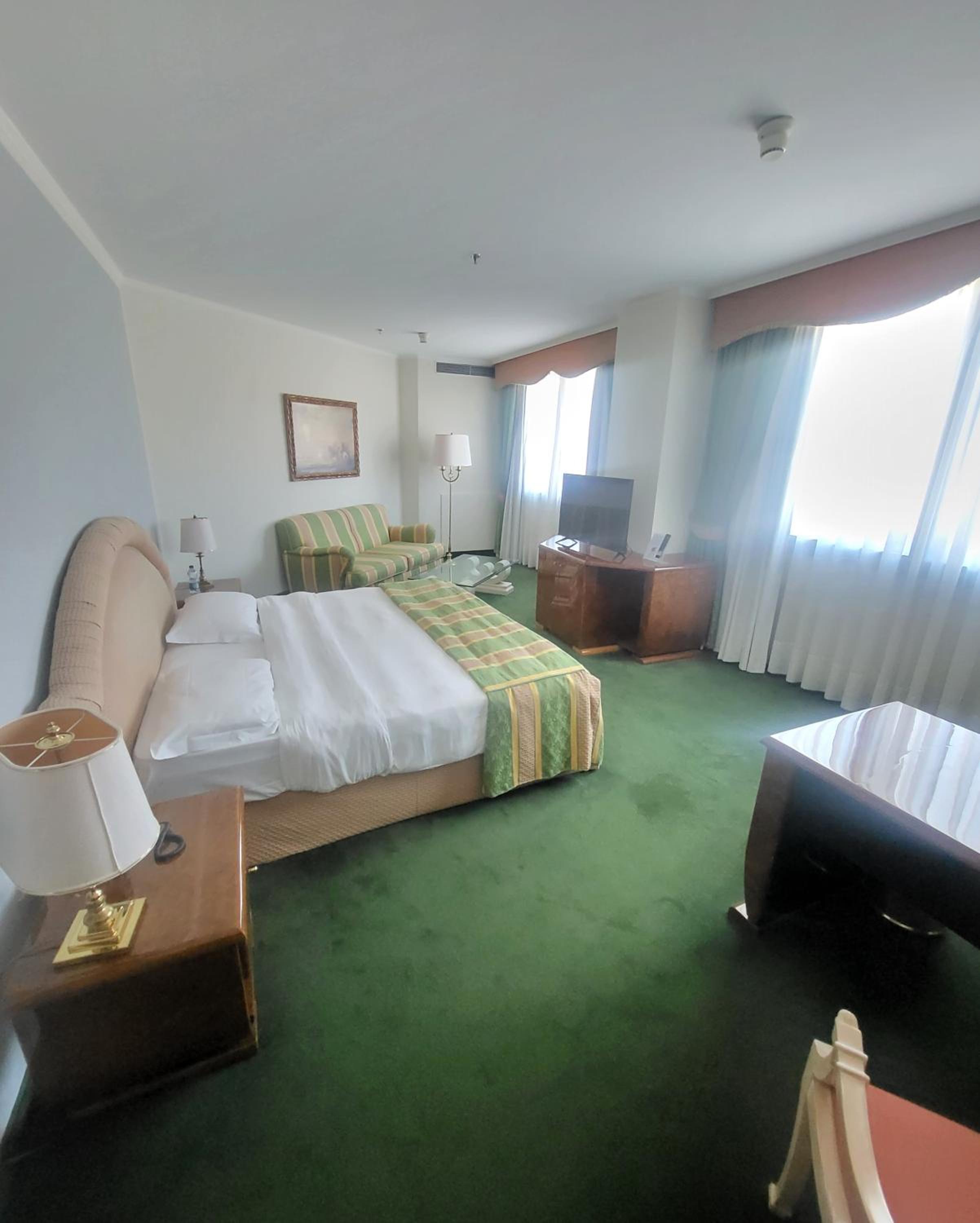 Deluxe Suite with Spa Bath photo 3