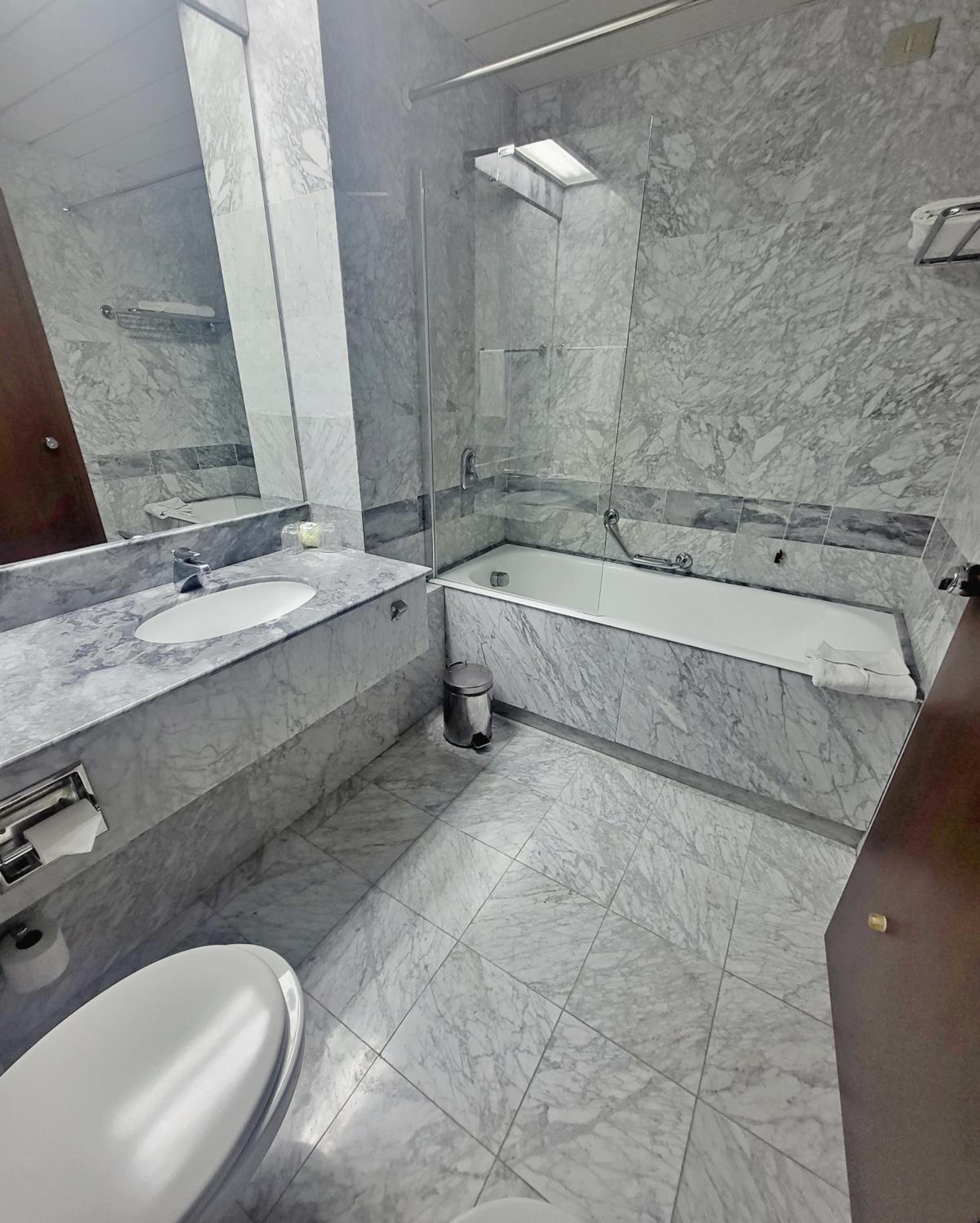 Deluxe Twin Room - Photo 8