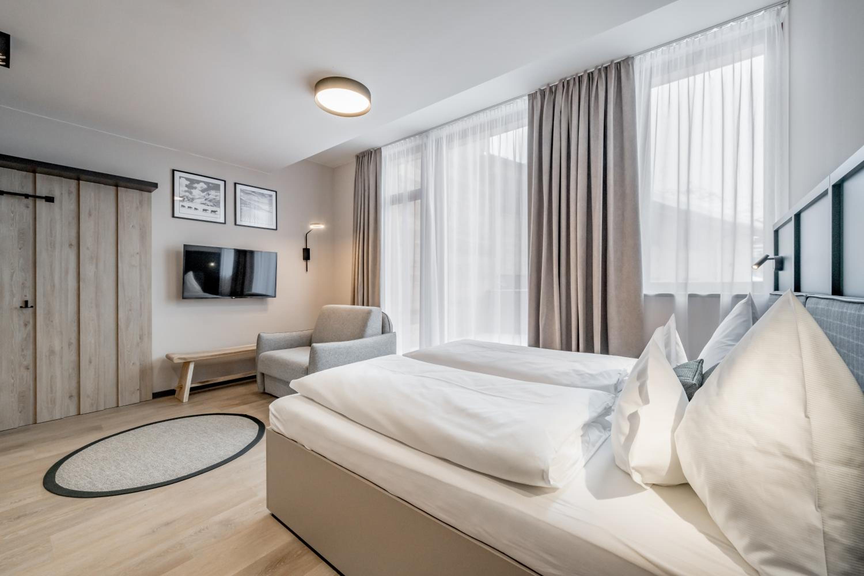 Deluxe Double Room (2 Adults + 1 Child)