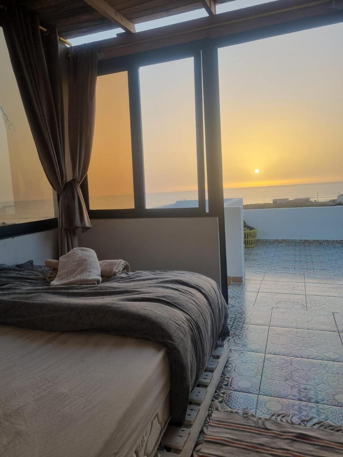 Queen Room with Sea View - Photo 3