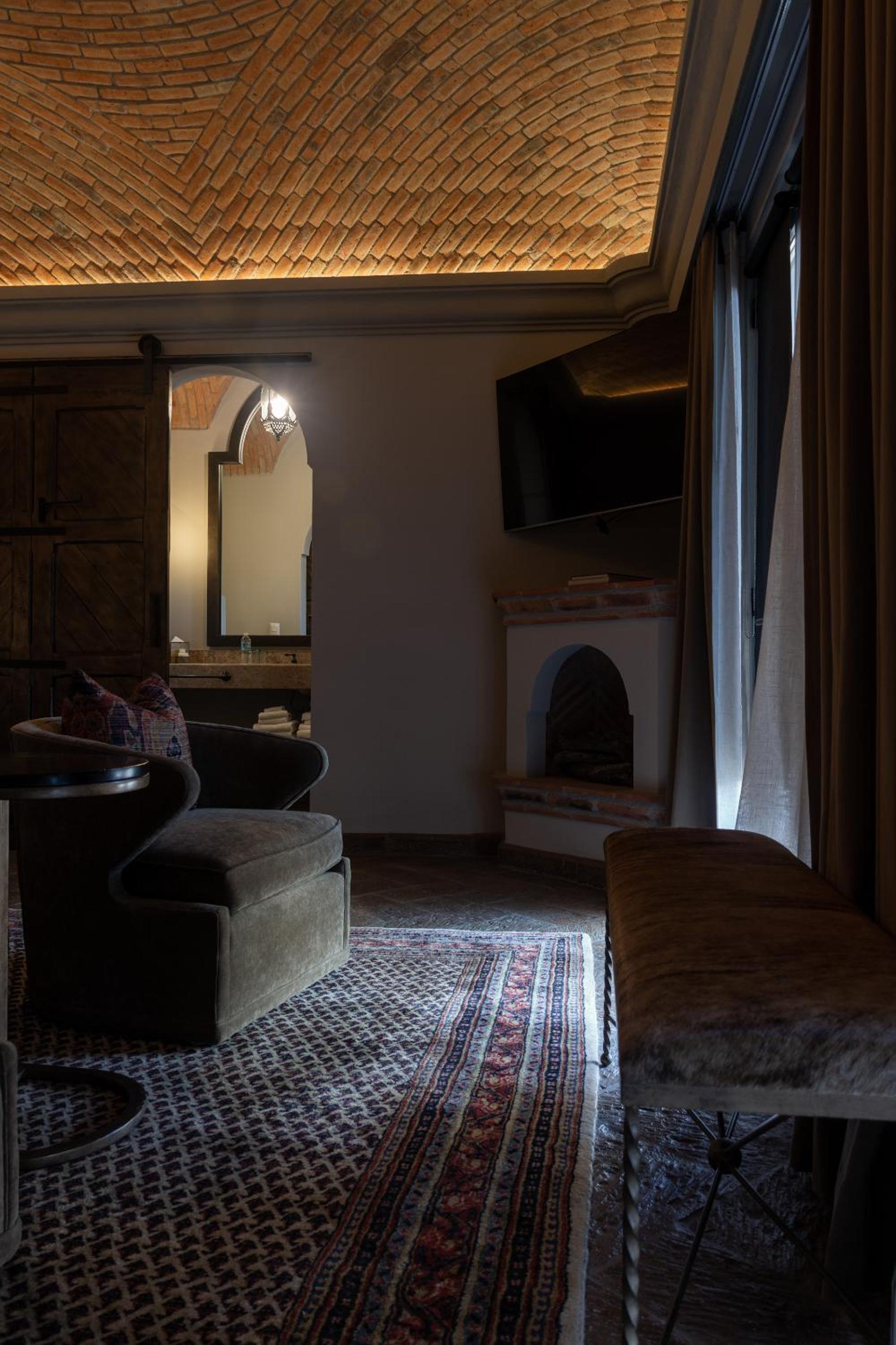 Luxury Suite - Photo 11